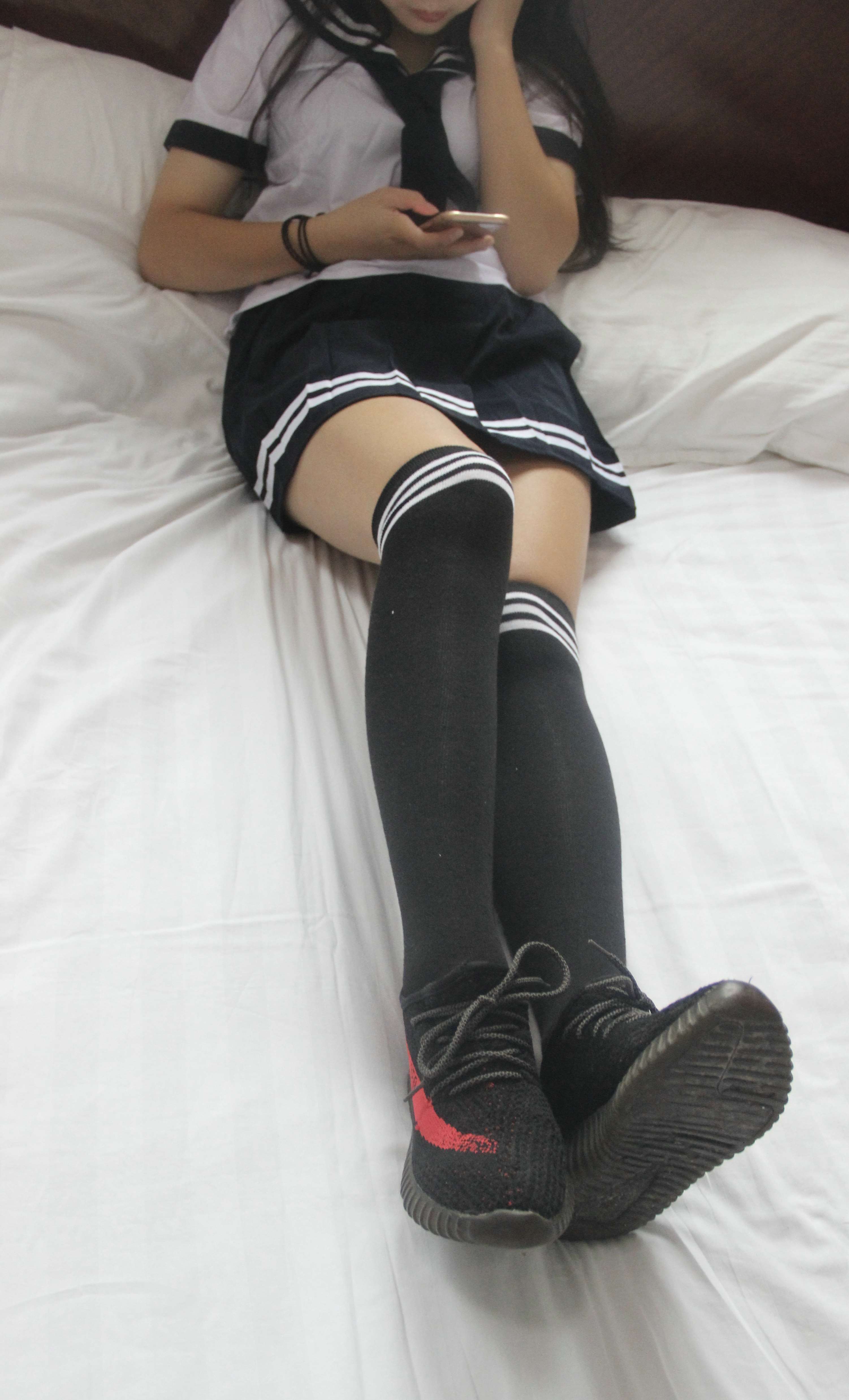 《JK制服の长黑袜脚丫》作品图