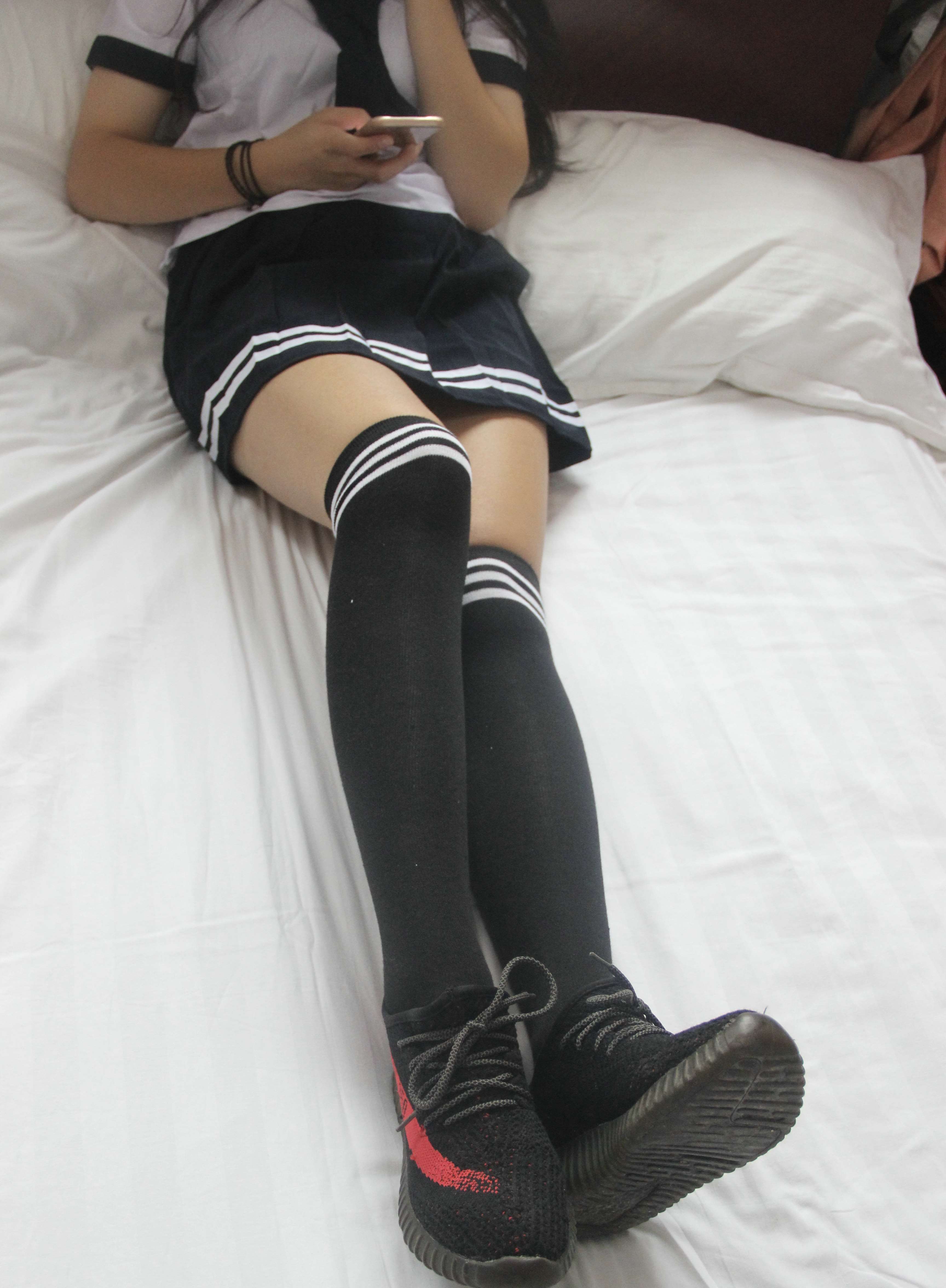 《JK制服の长黑袜脚丫》作品图