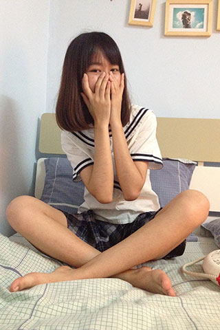 赤足穿平跟鞋