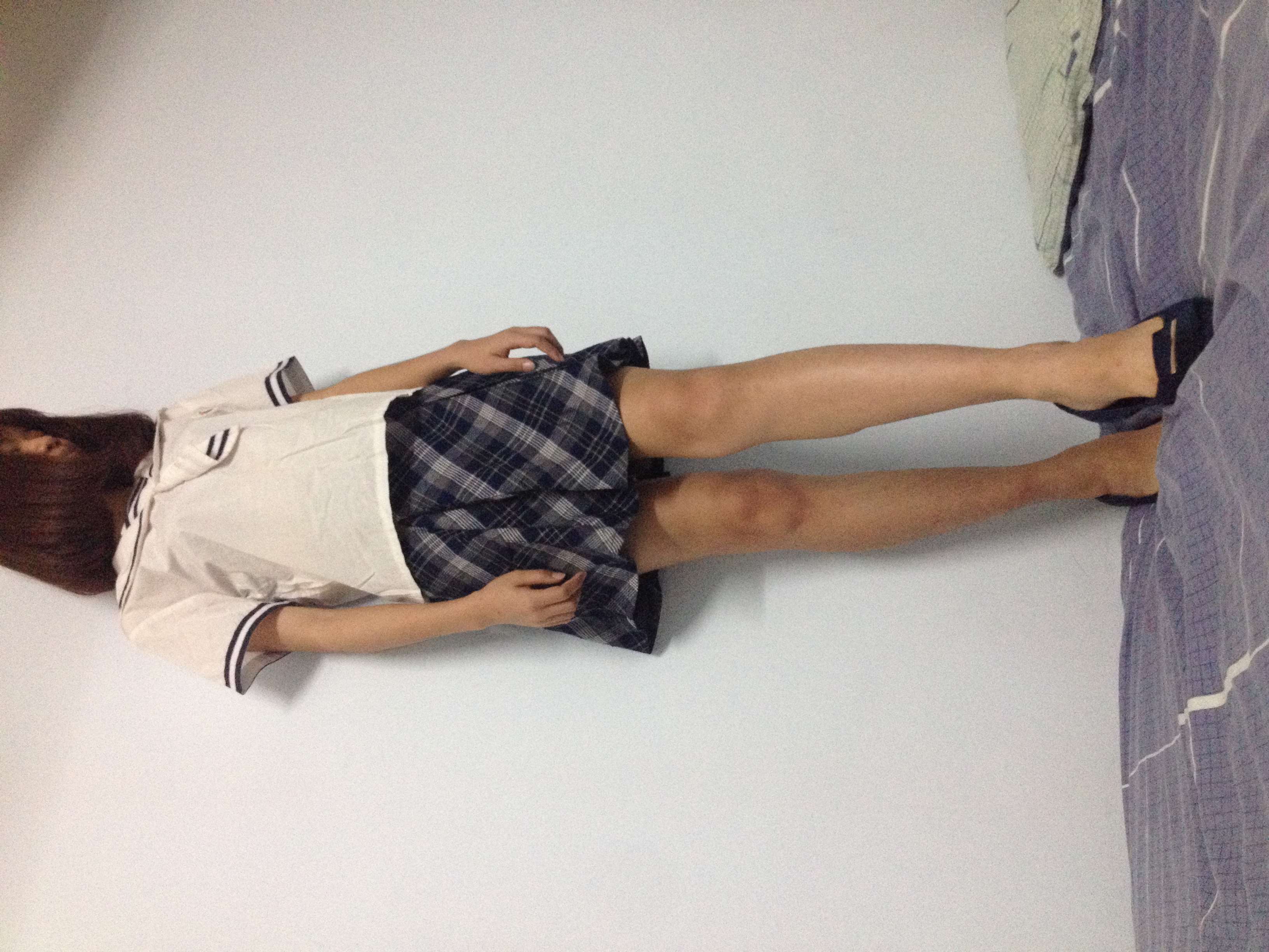 《赤足穿平跟鞋》作品图