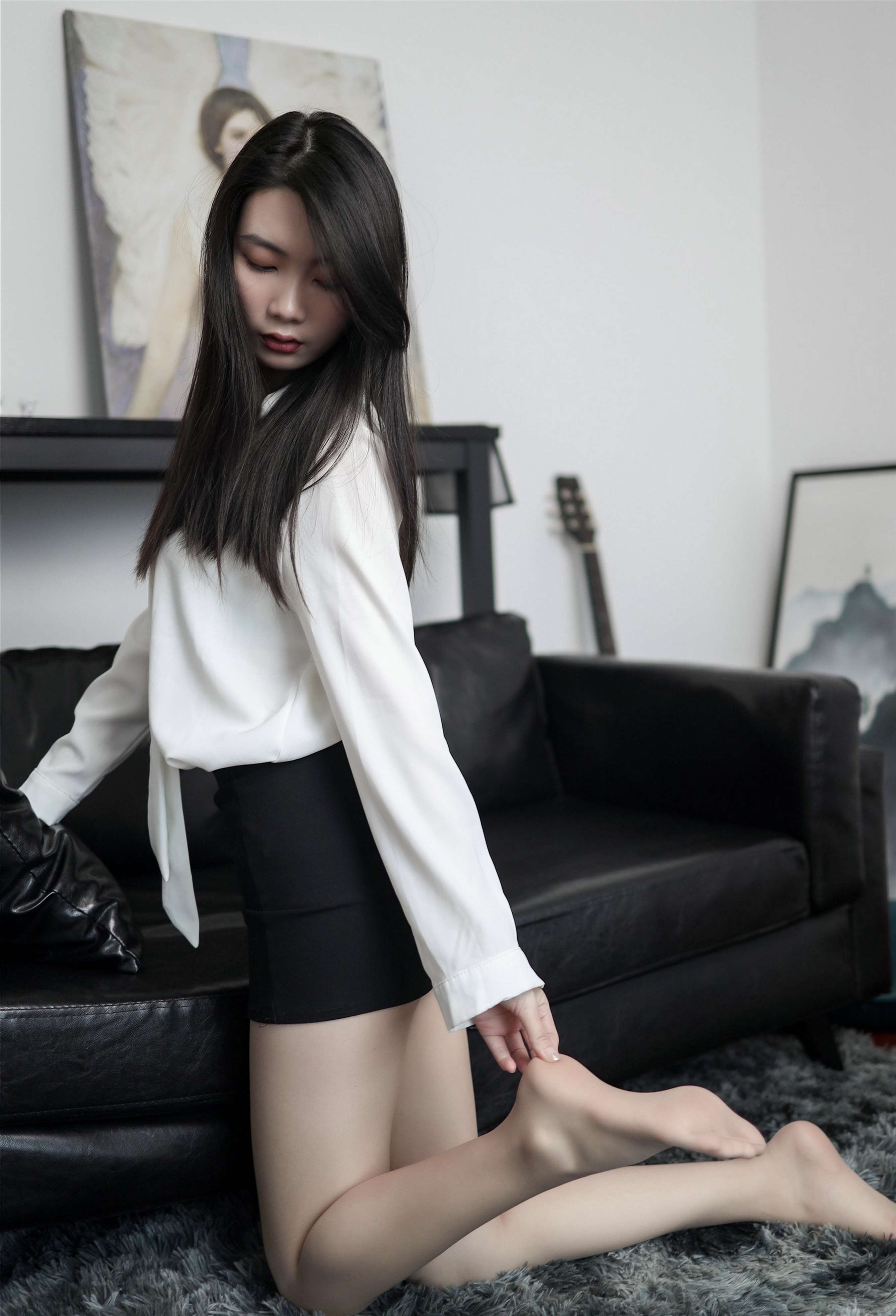 《地毯上的高跟丝足》作品图