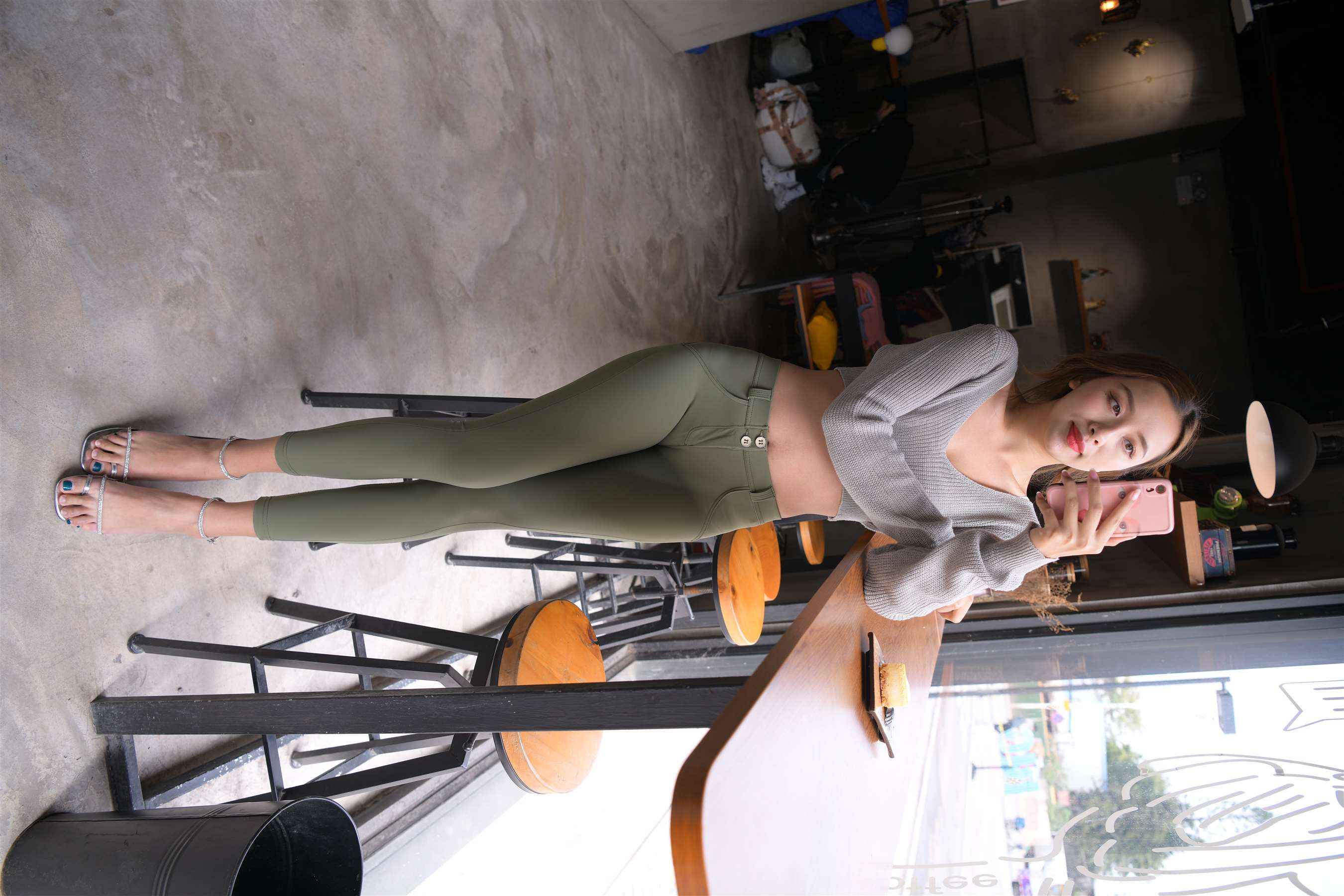 《瑜伽裤少女的午后时光》作品图