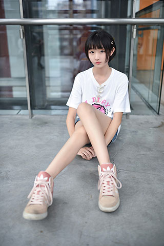 短发少女の脏球鞋脚