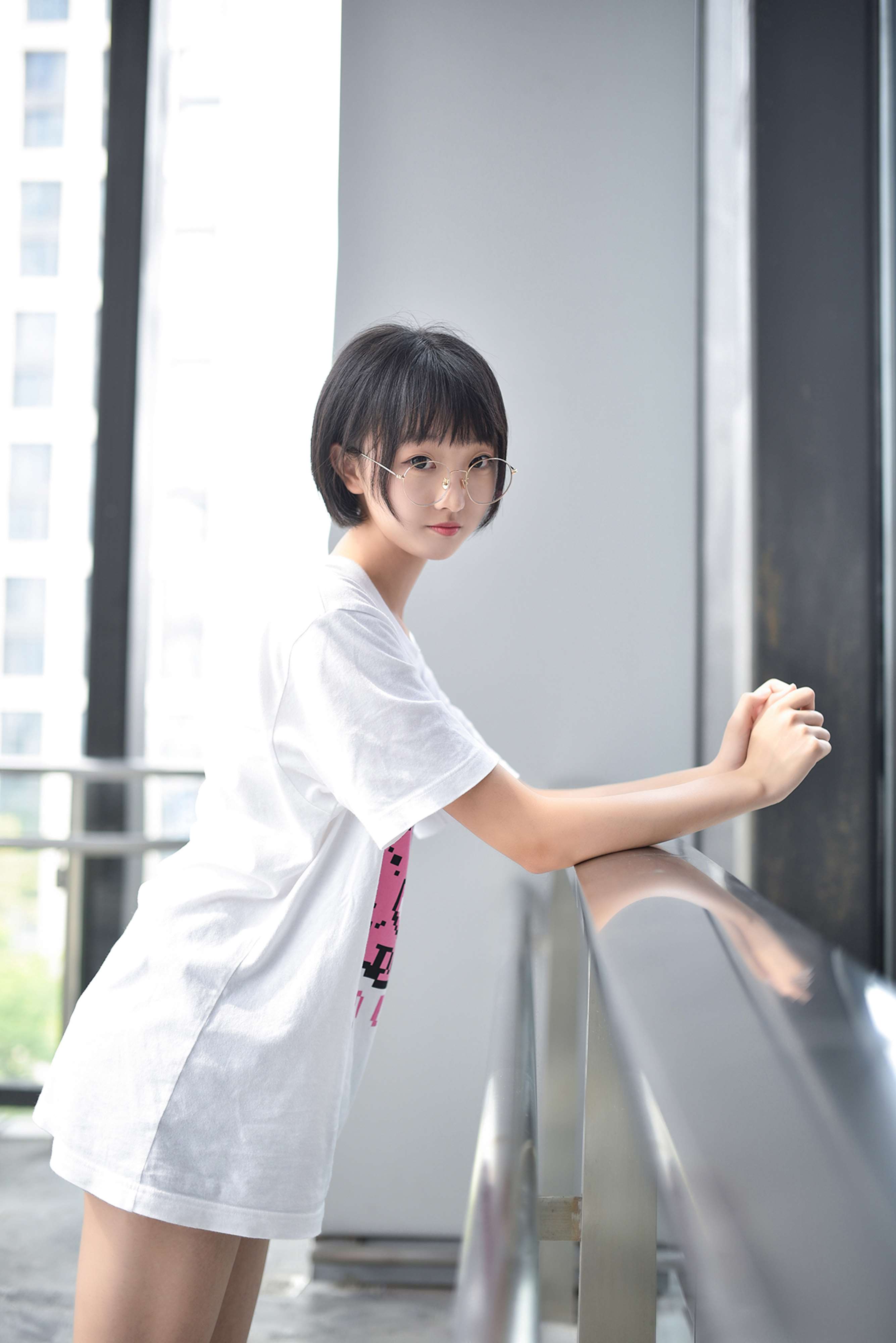 《短发少女の脏球鞋脚》作品图