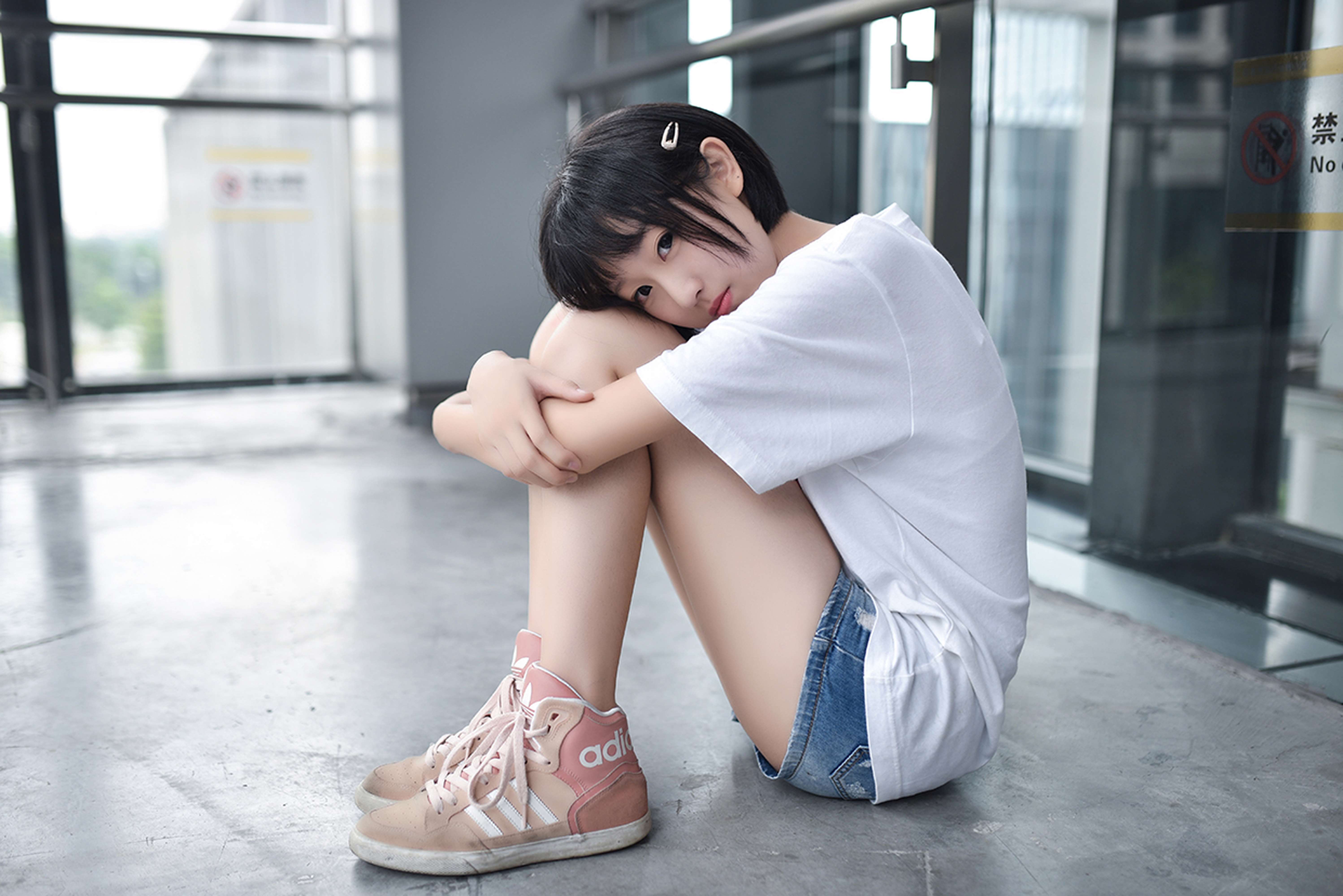 《短发少女の脏球鞋脚》作品图