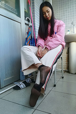 学妹寝室里的短丝