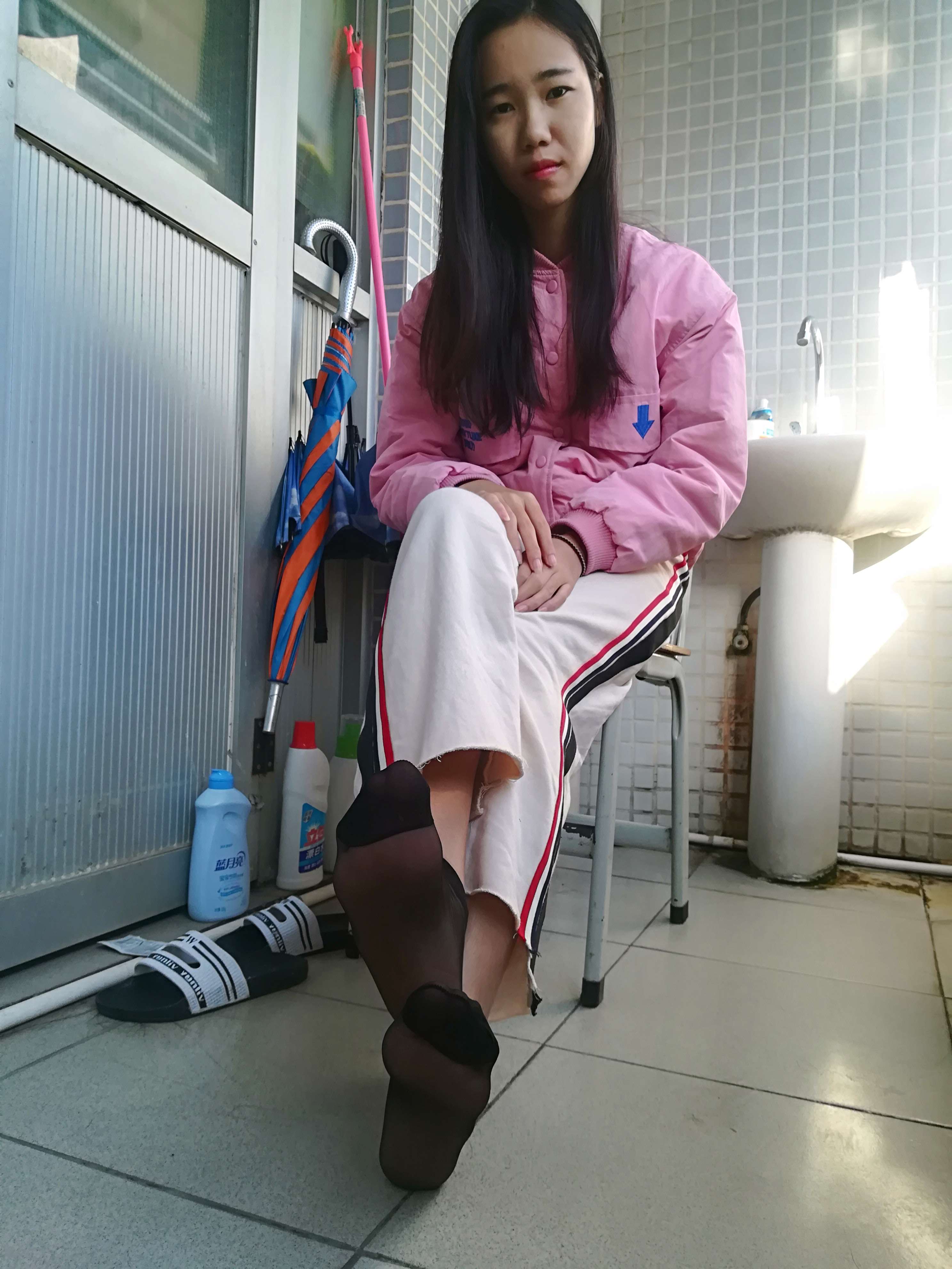 《学妹寝室里的短丝》作品图