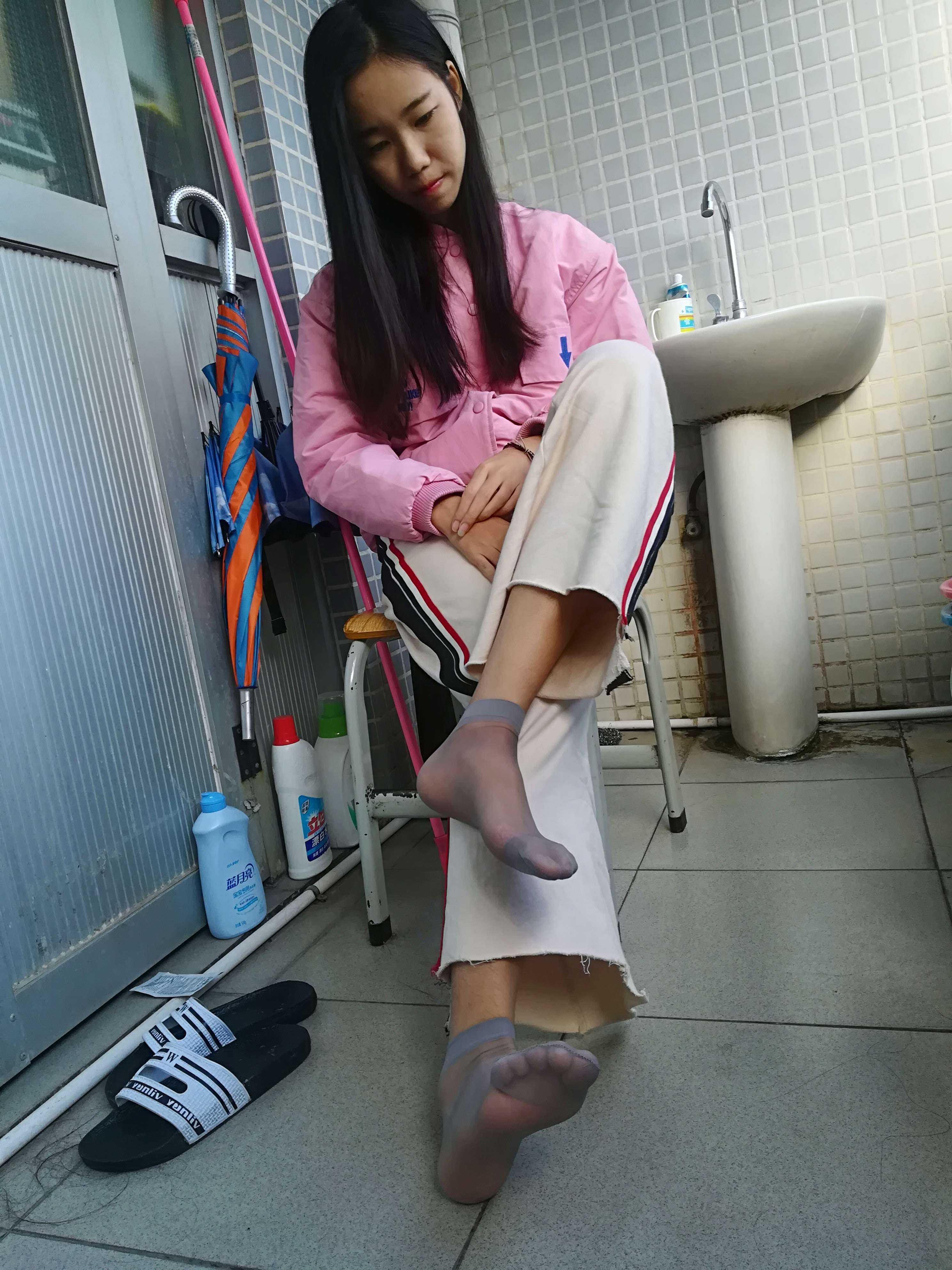 《学妹寝室里的短丝》作品图