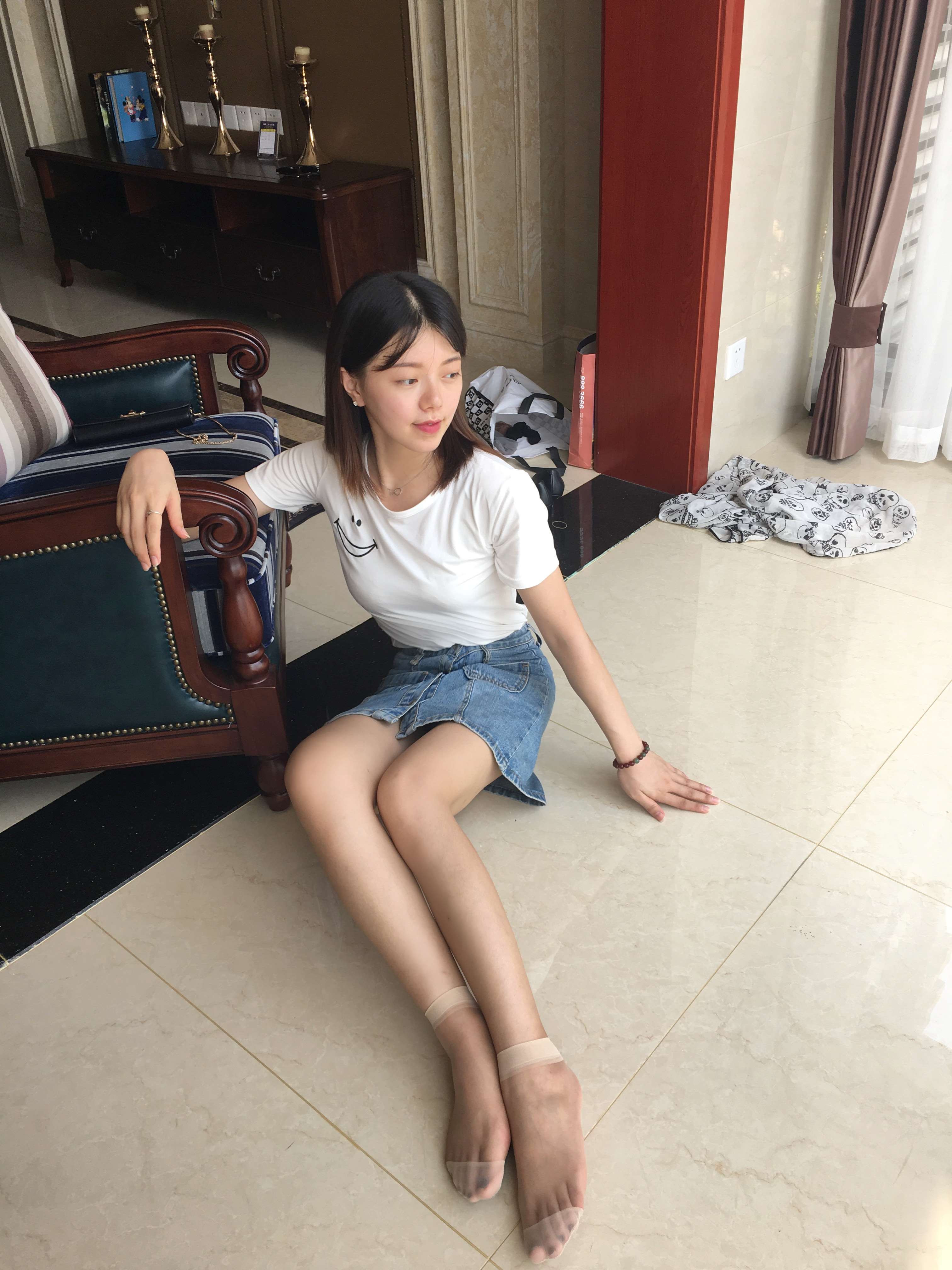 《短裙の短丝足》作品图