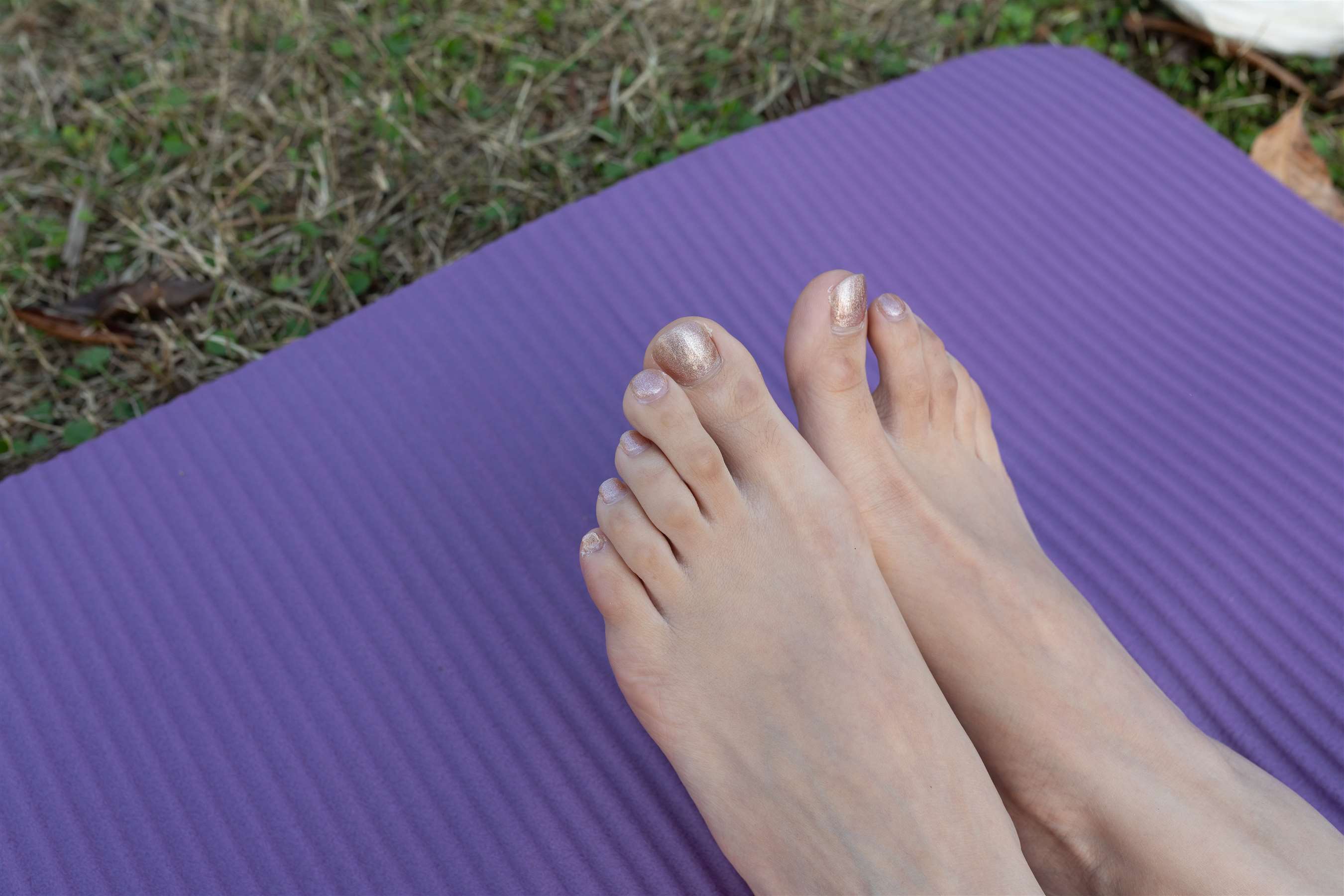 《少女练瑜伽脚丫》作品图