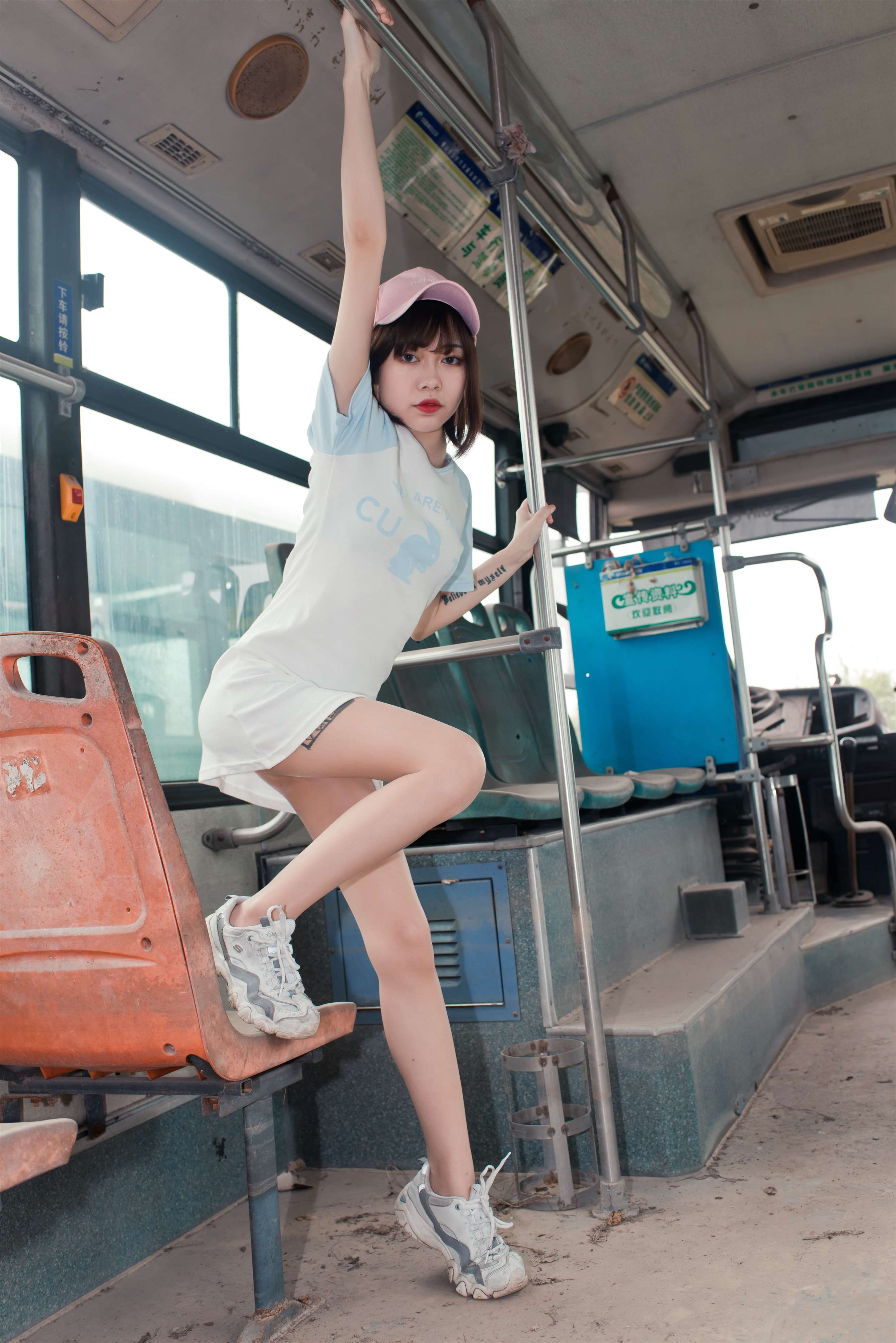 《废旧公交车上的丝足》作品图