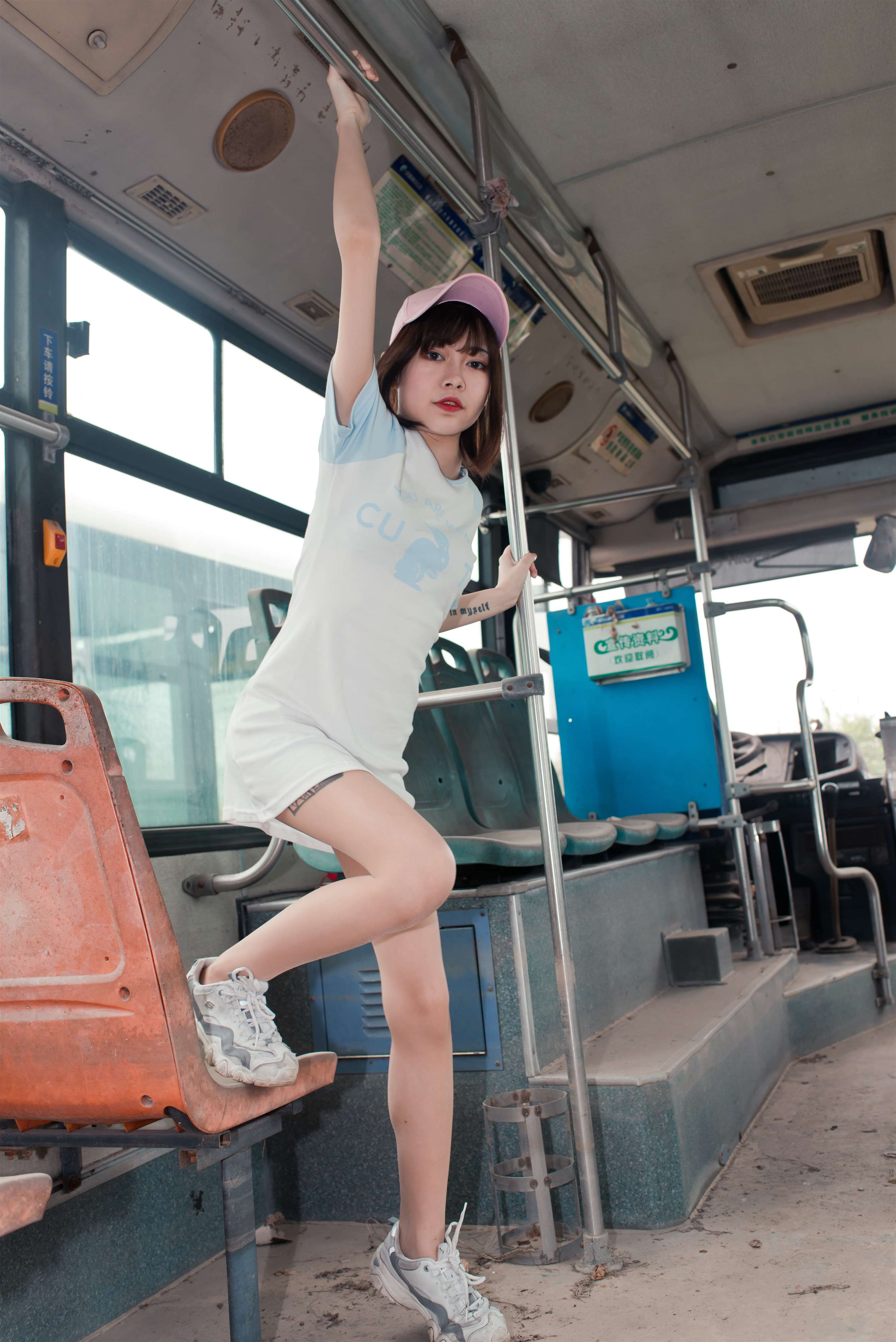 《废旧公交车上的丝足》作品图