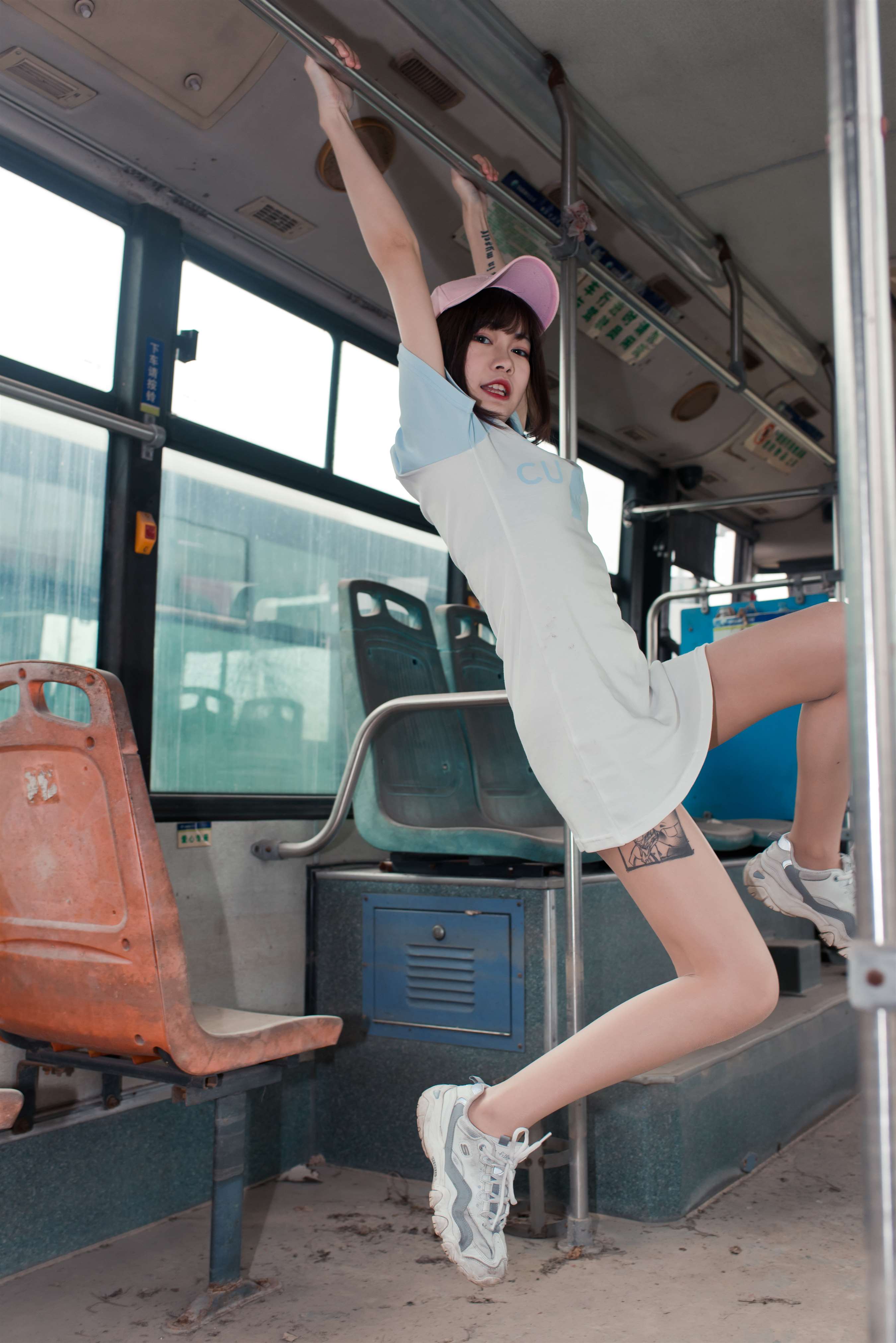 《废旧公交车上的丝足》作品图