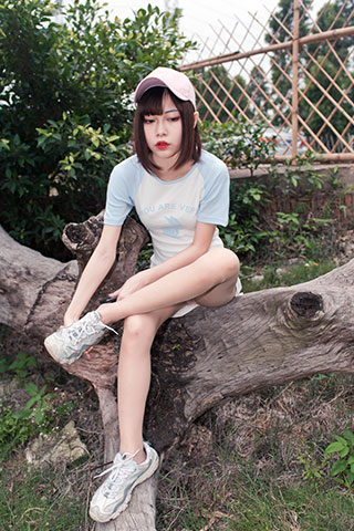 小姐姐废旧公交车上的丝足