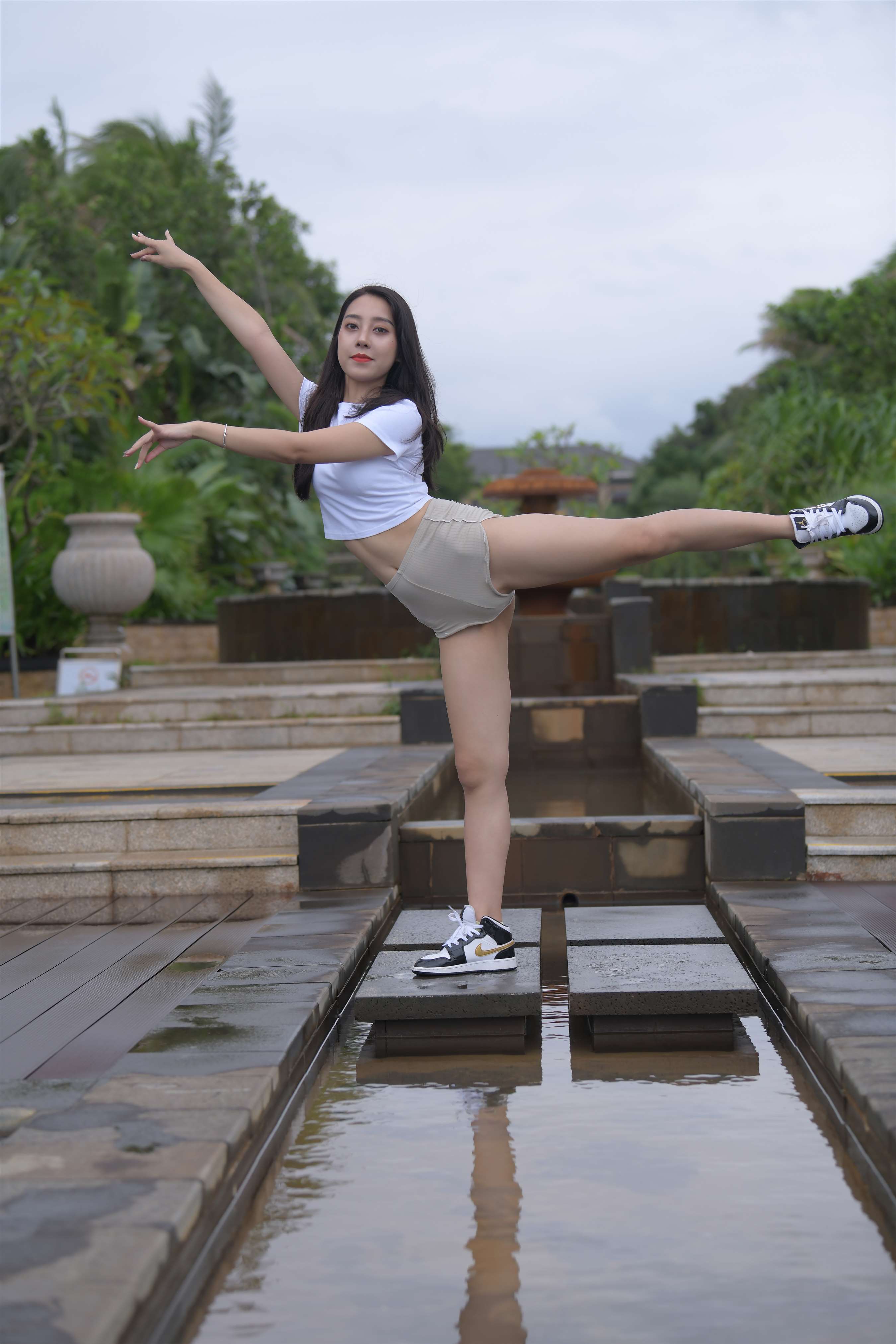 《短瑜伽裤の球鞋脚丫》作品图