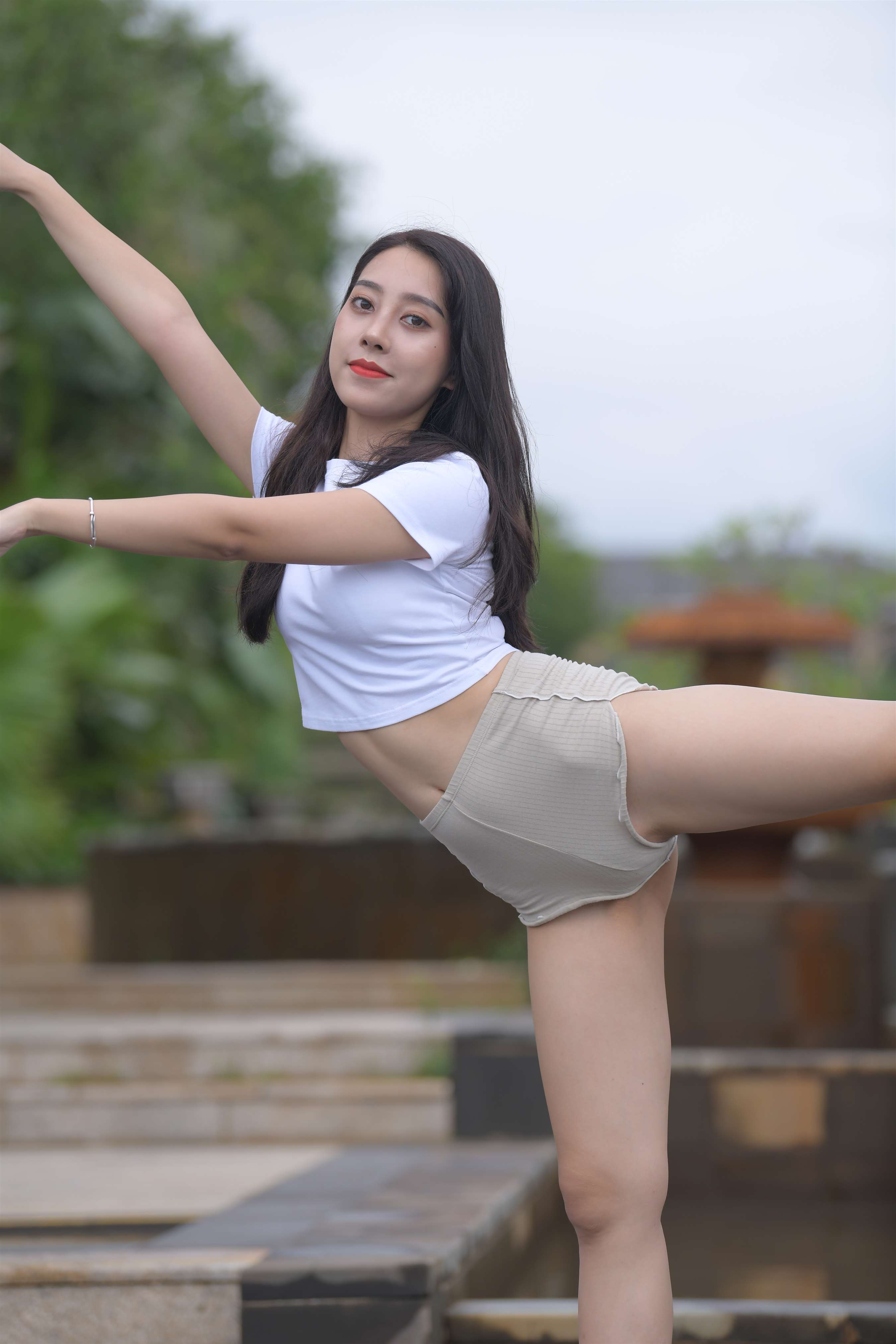 《短瑜伽裤の球鞋脚丫》作品图