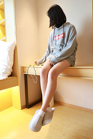 旅馆里的板鞋の棉袜脚