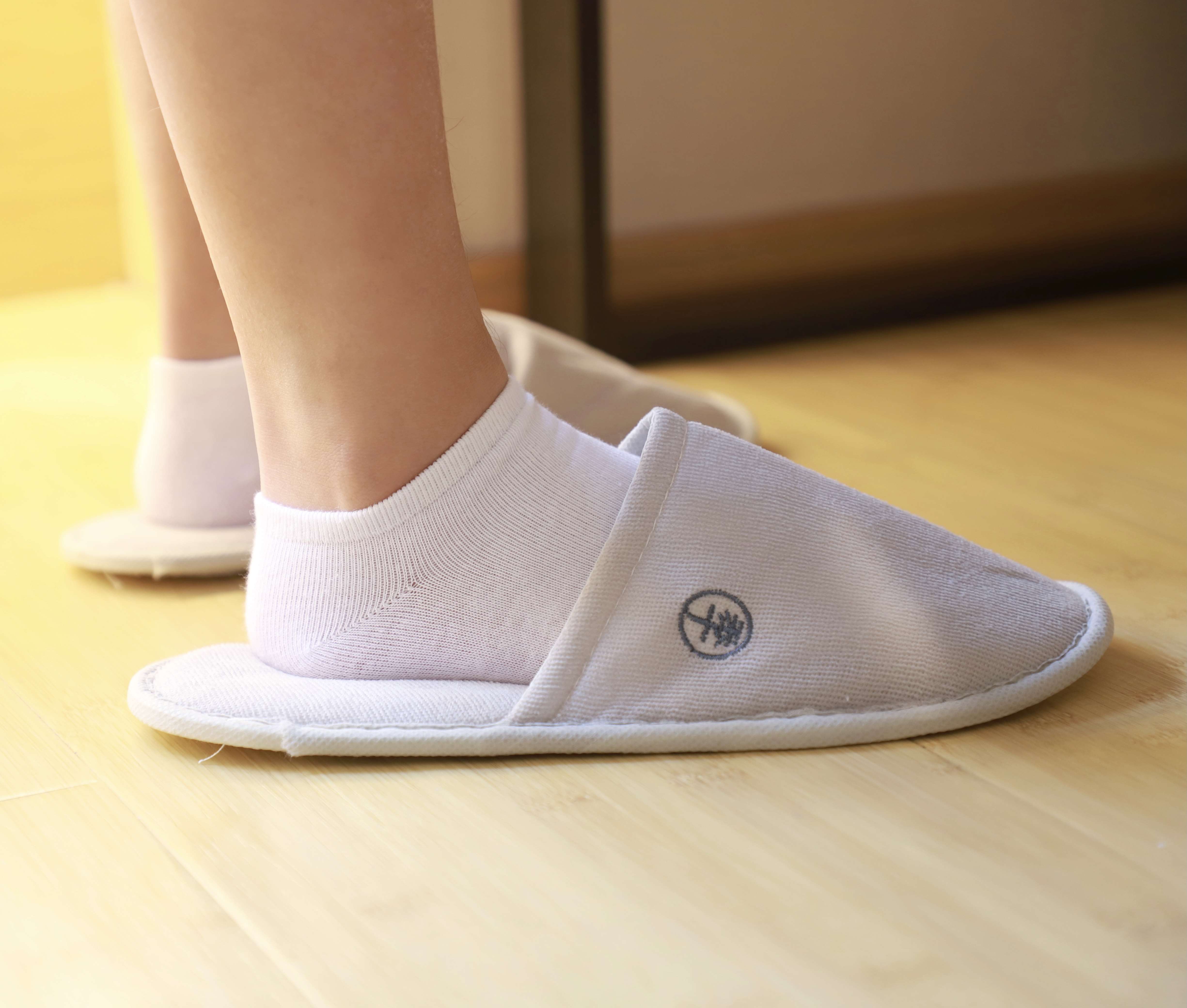 《旅馆里的板鞋の棉袜脚》作品图