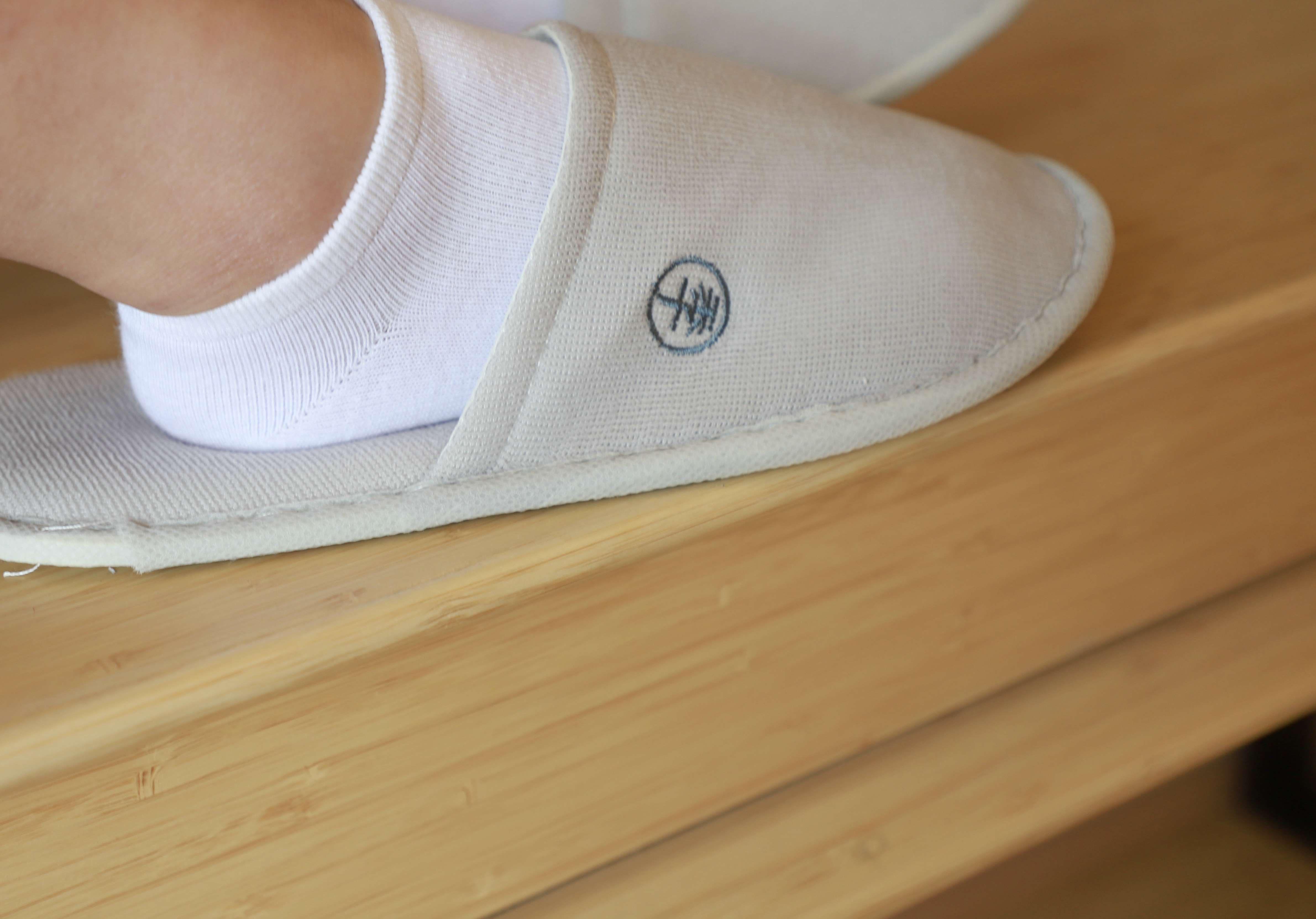 《旅馆里的板鞋の棉袜脚》作品图