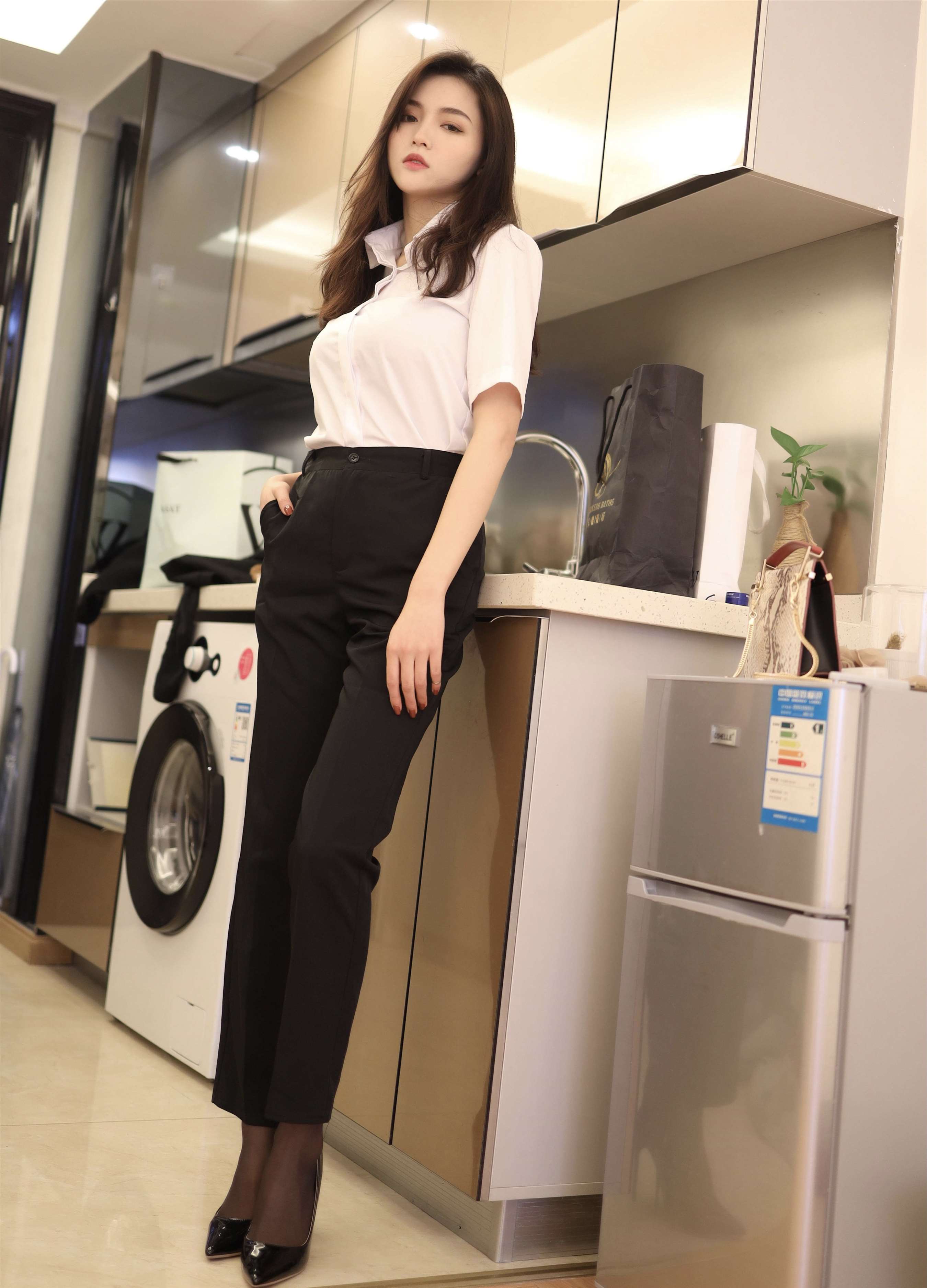 《职业装の高跟黑丝脚》作品图