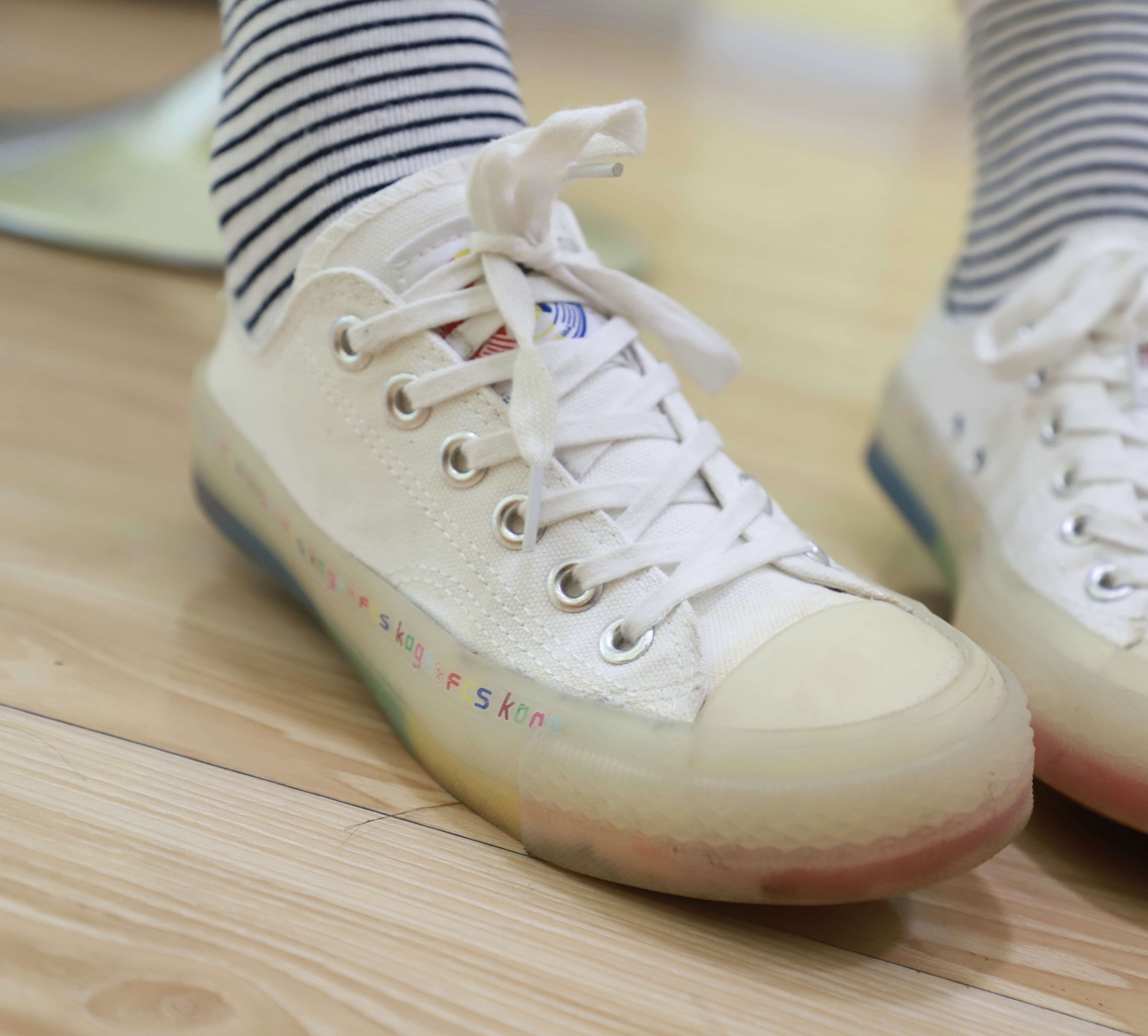 《黑色连衣裙の棉袜脚》作品图