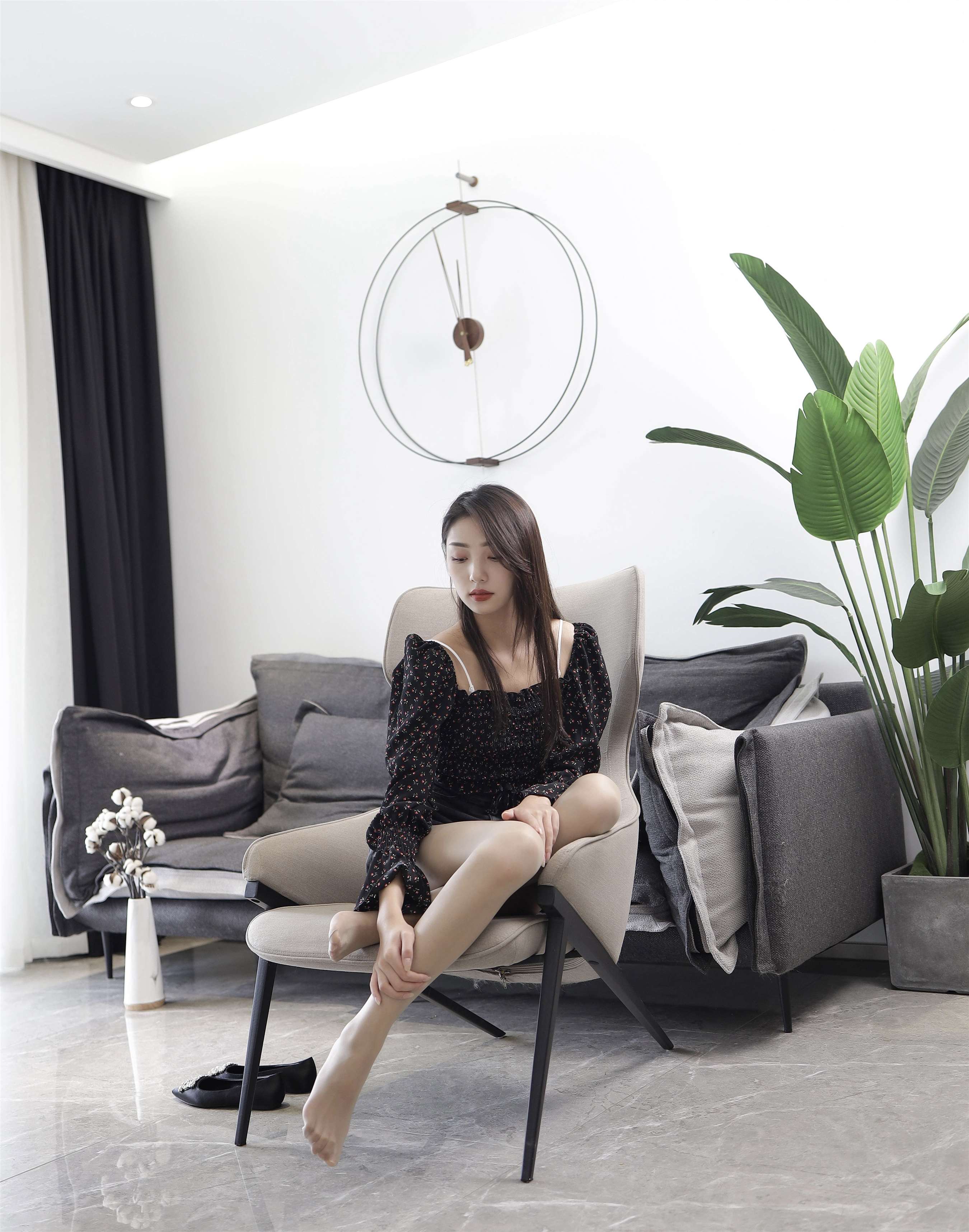 《长腿平跟丝足小姐姐》作品图