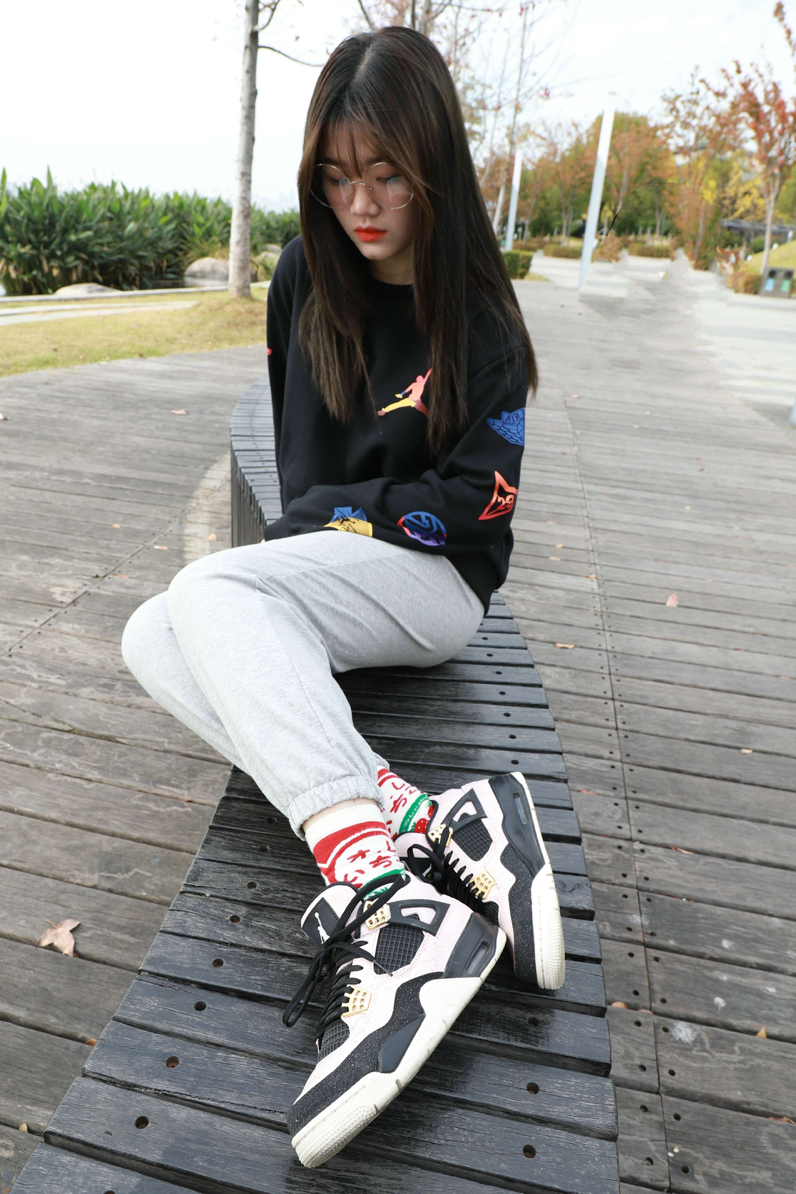 《眼镜学妹球鞋の棉袜脚》作品图