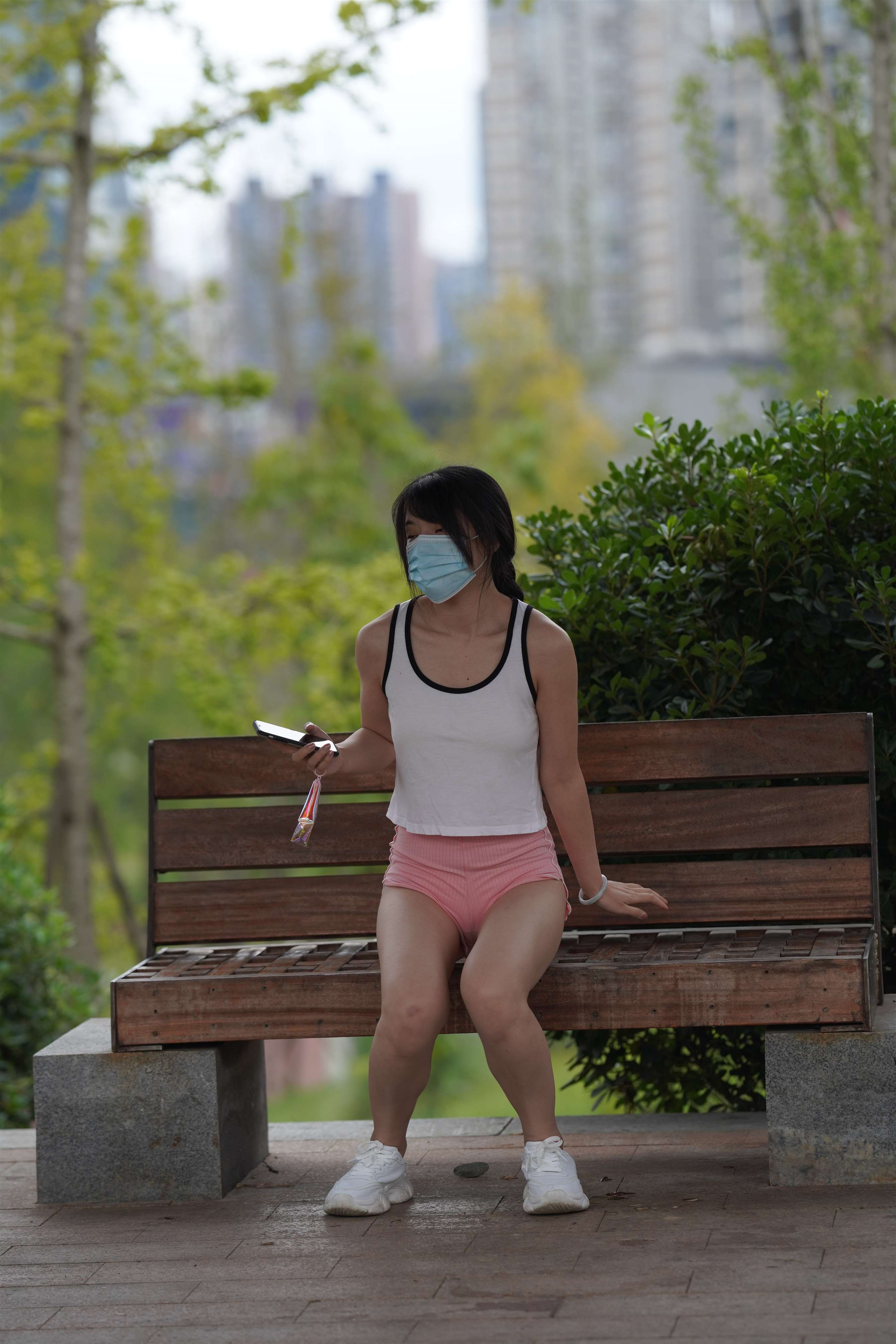 《运动鞋の不穿袜子的嫩足》作品图