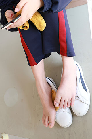 校服学妹的棉袜脚