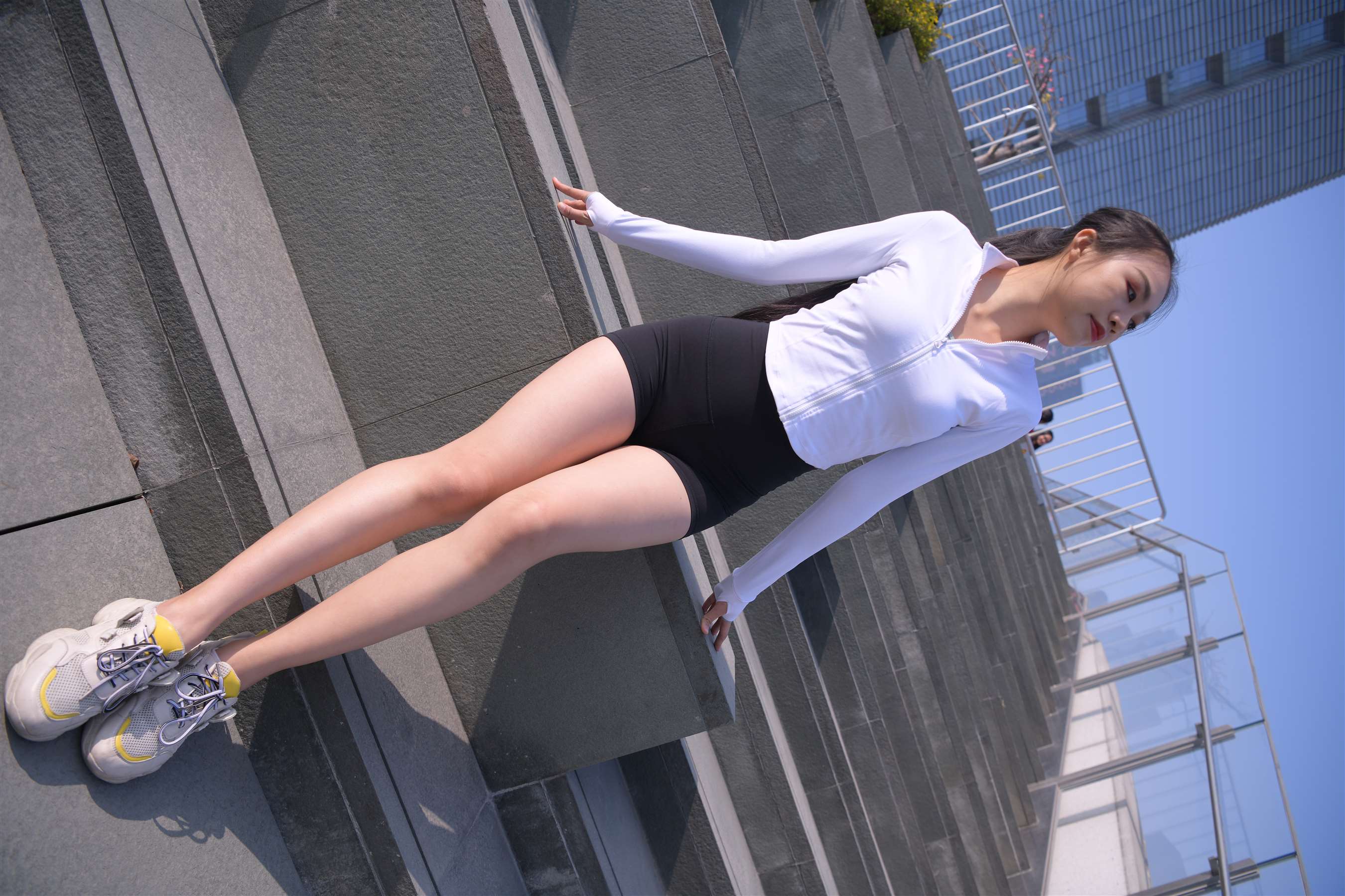 《运动鞋の短瑜伽裤》作品图