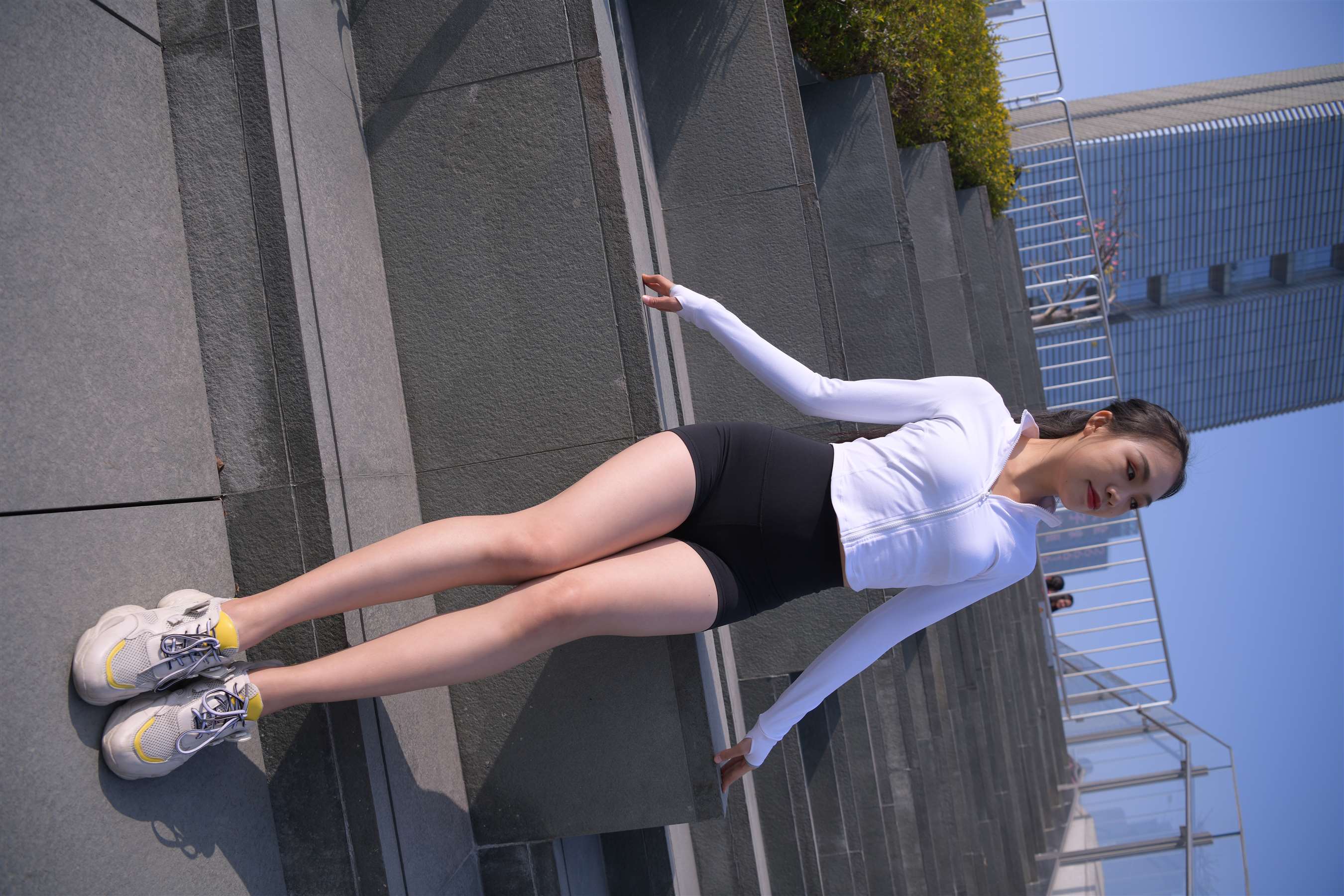 《运动鞋の短瑜伽裤》作品图