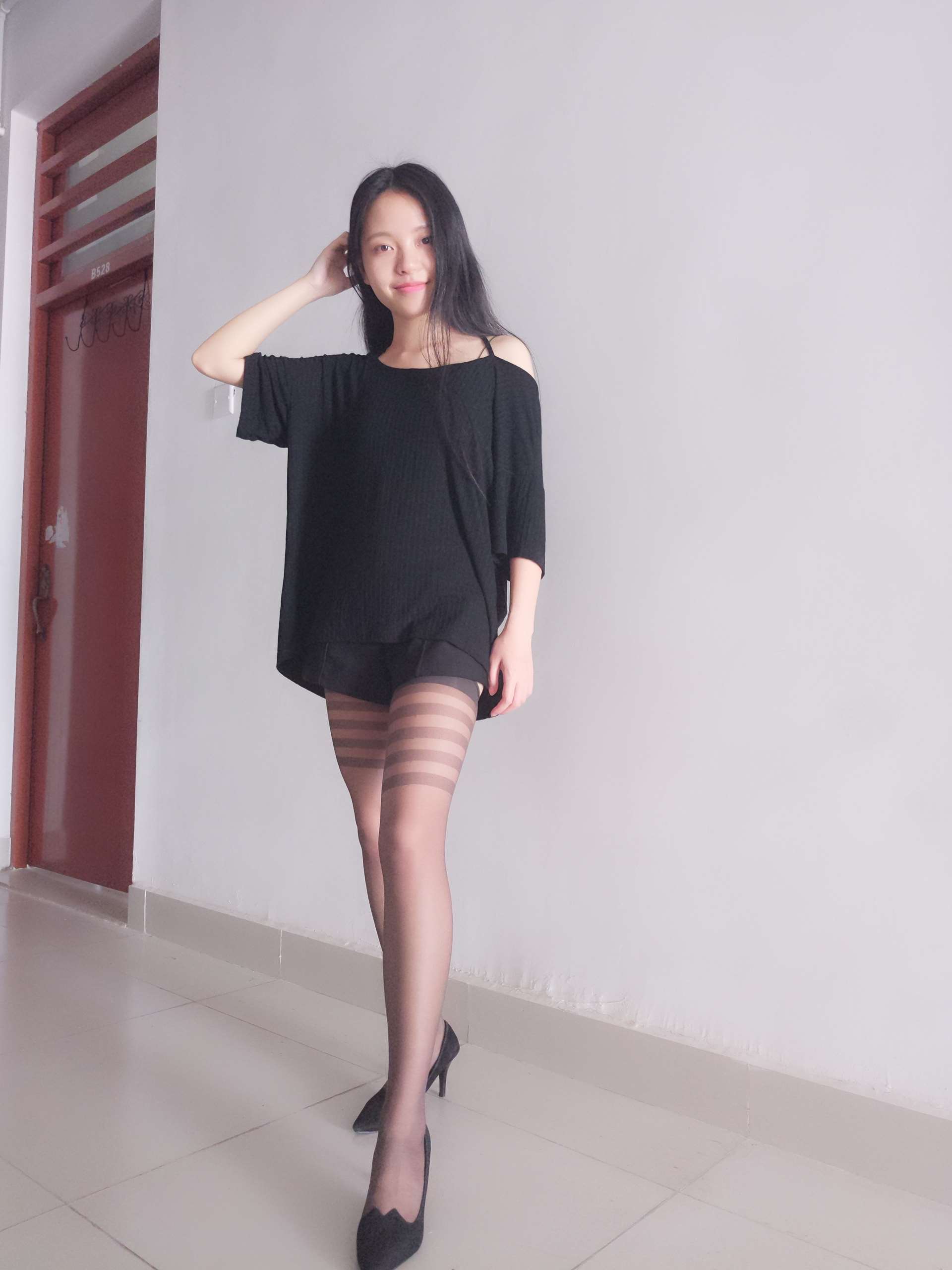 《学妹寝室丝脚》作品图