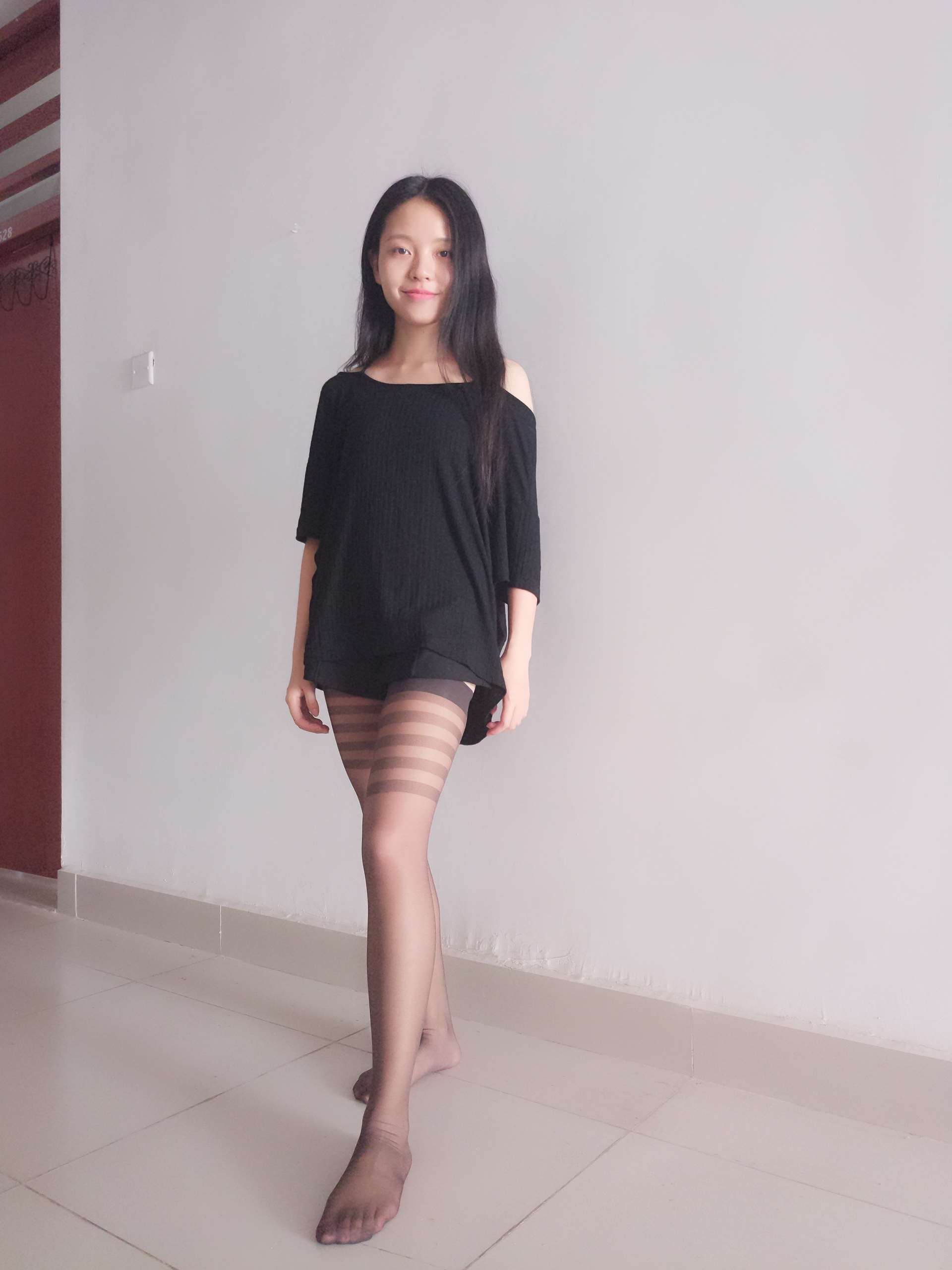 《学妹寝室丝脚》作品图