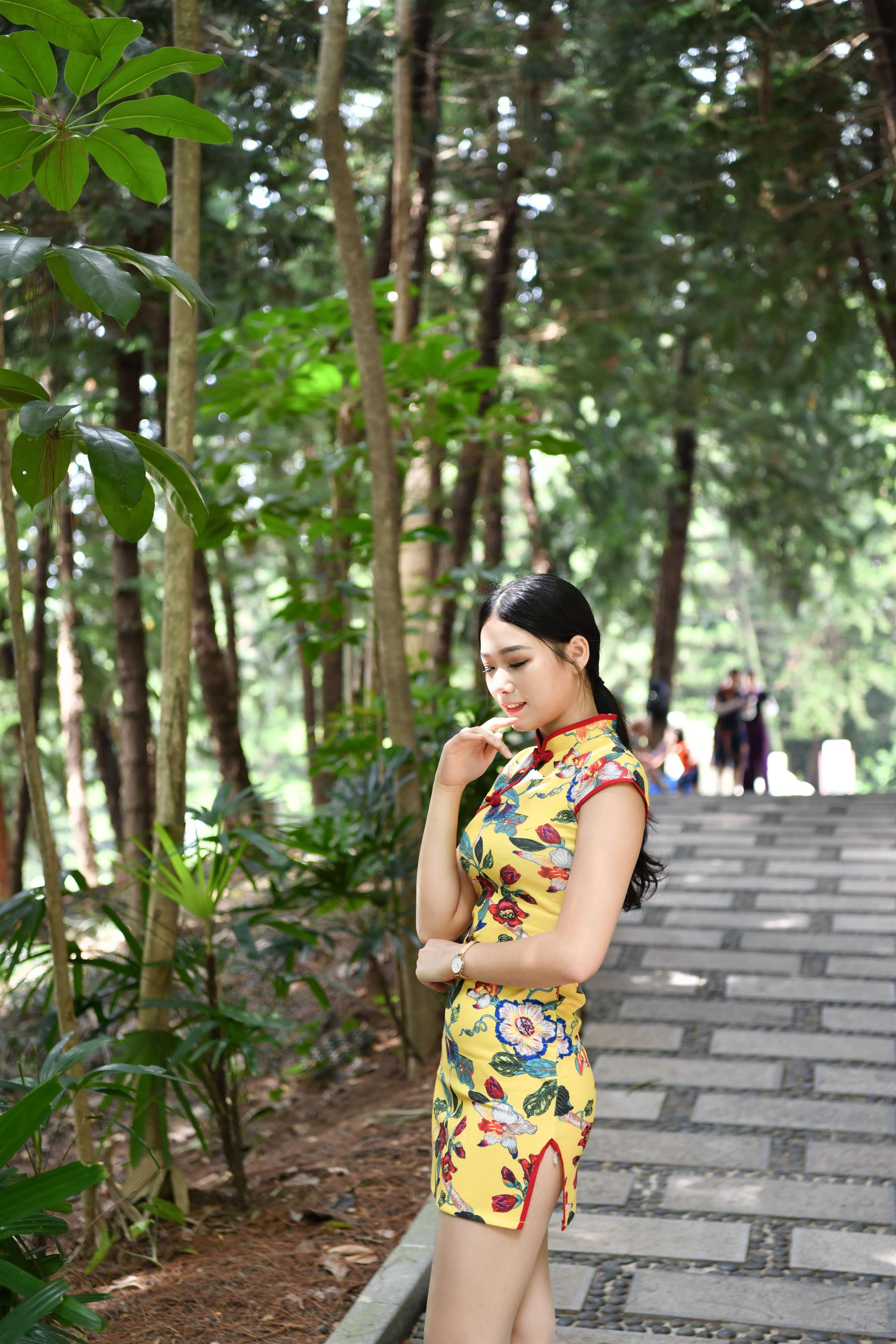 《旗袍小姐姐在凉亭乘凉》作品图