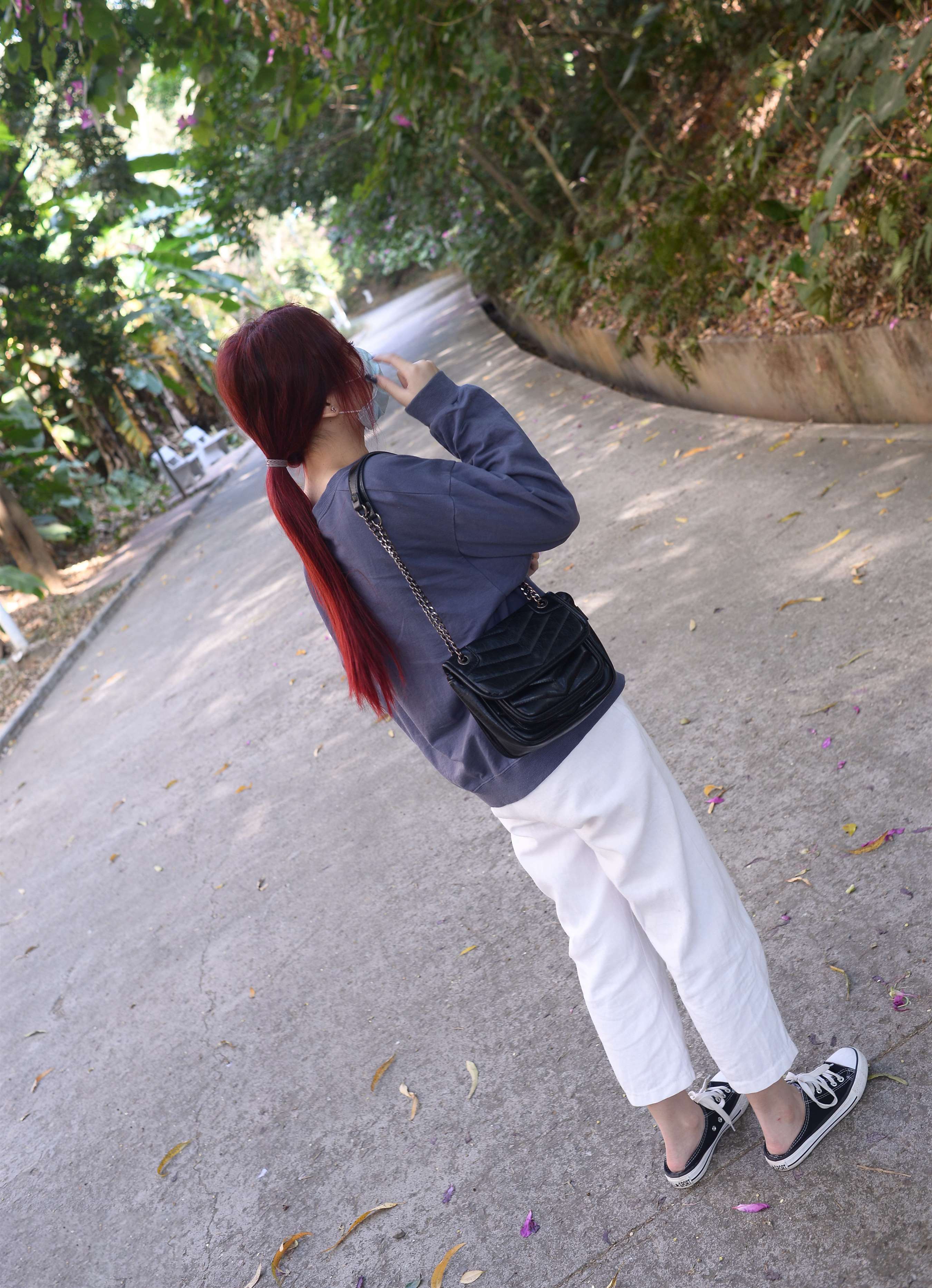 《公园约拍帆布鞋の棉袜脚》作品图