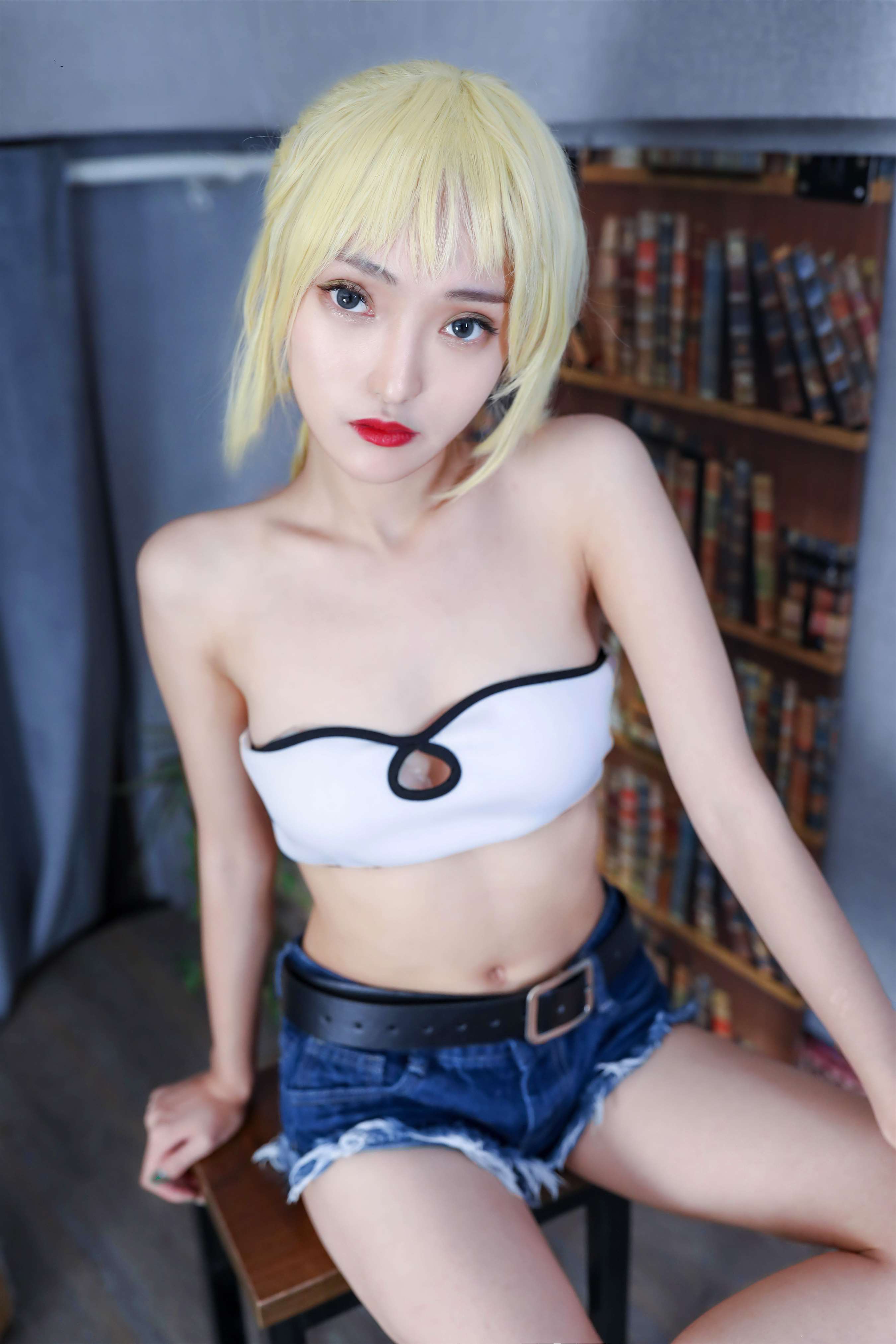 《茜茜的帆布鞋の白棉袜脚》作品图