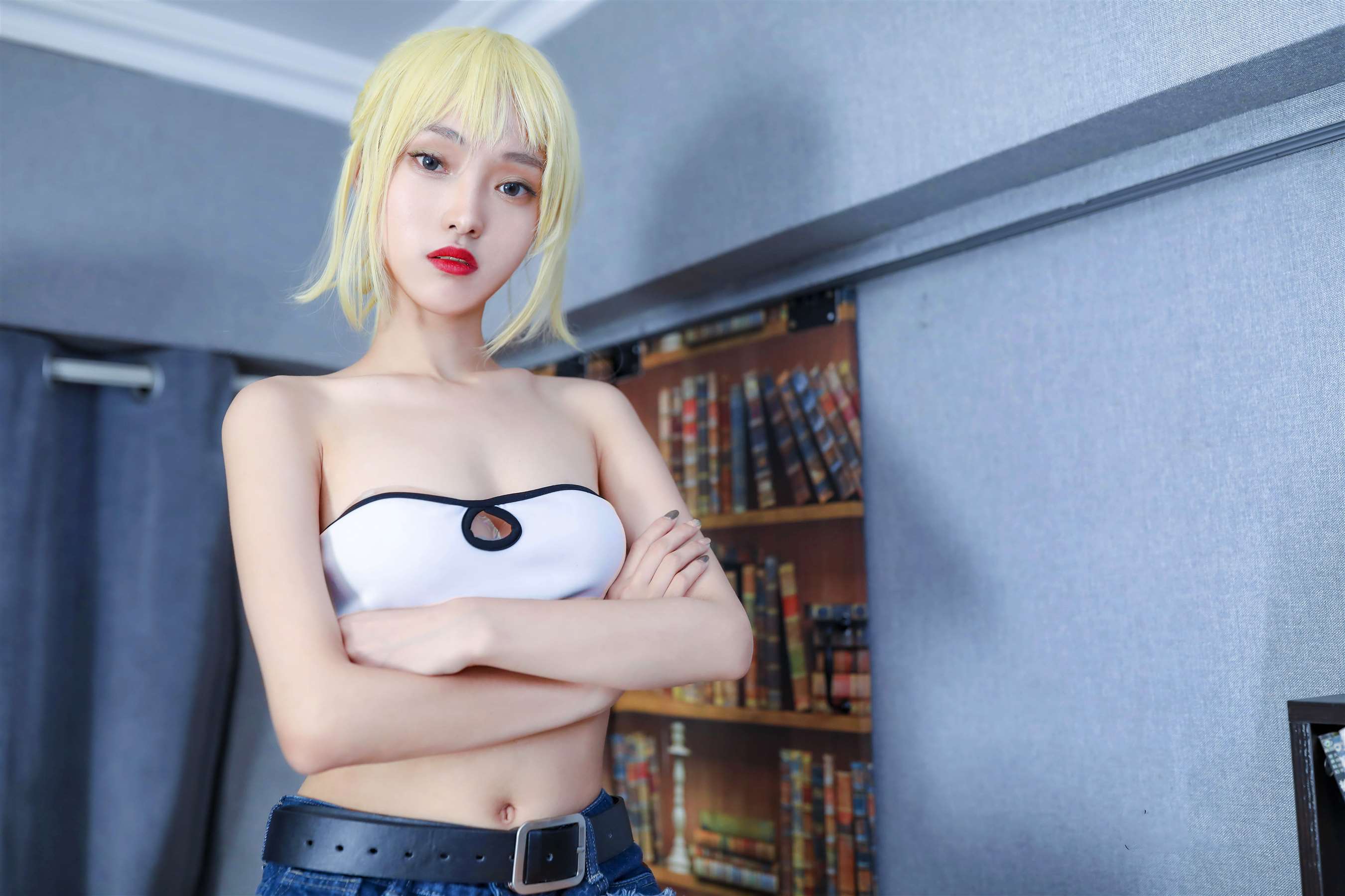 《茜茜的帆布鞋の白棉袜脚》作品图