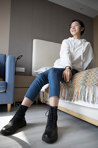 爱笑少女的短靴の棉袜脚