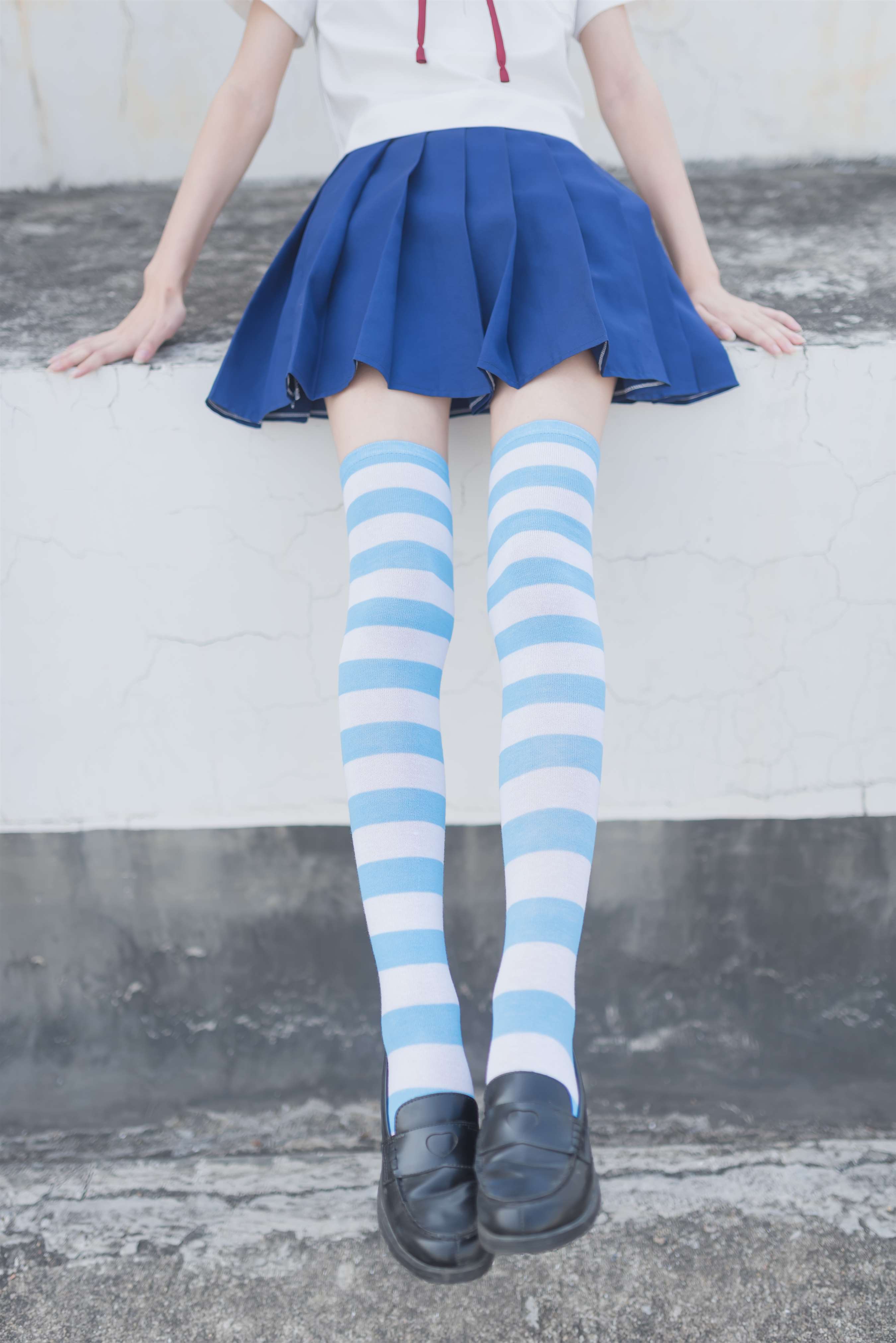 《JK制服の条纹棉袜脚》作品图