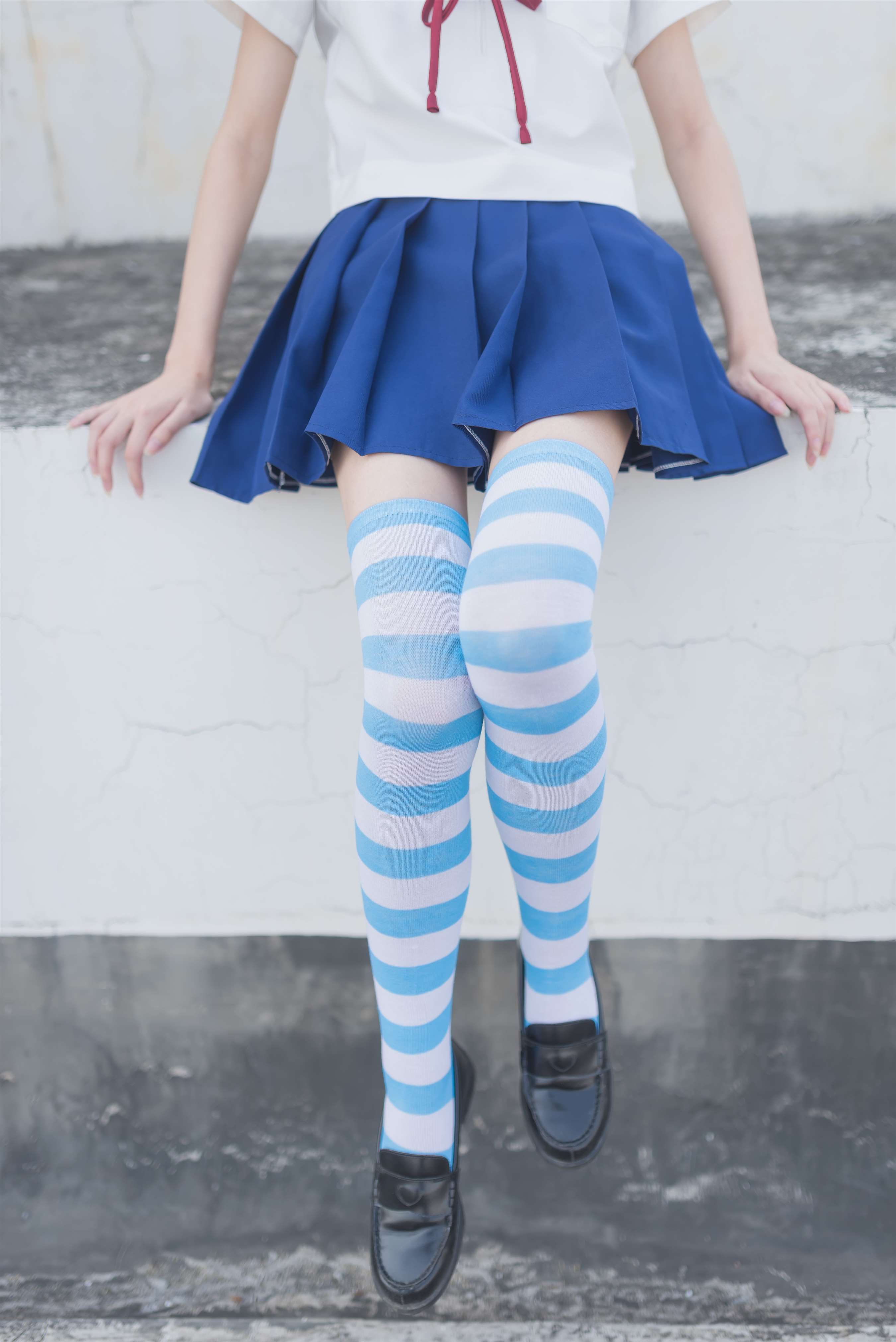 《JK制服の条纹棉袜脚》作品图