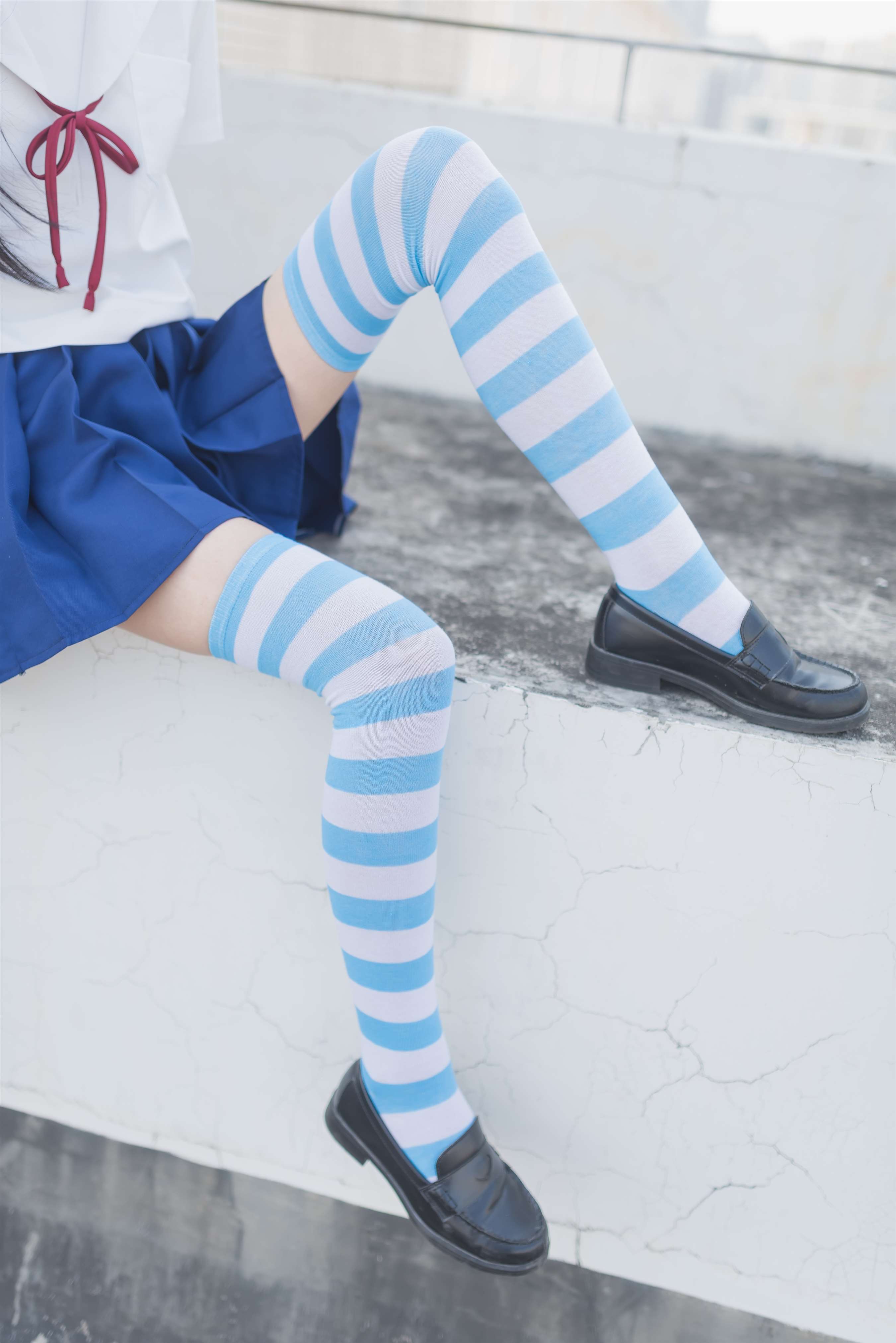 《JK制服の条纹棉袜脚》作品图