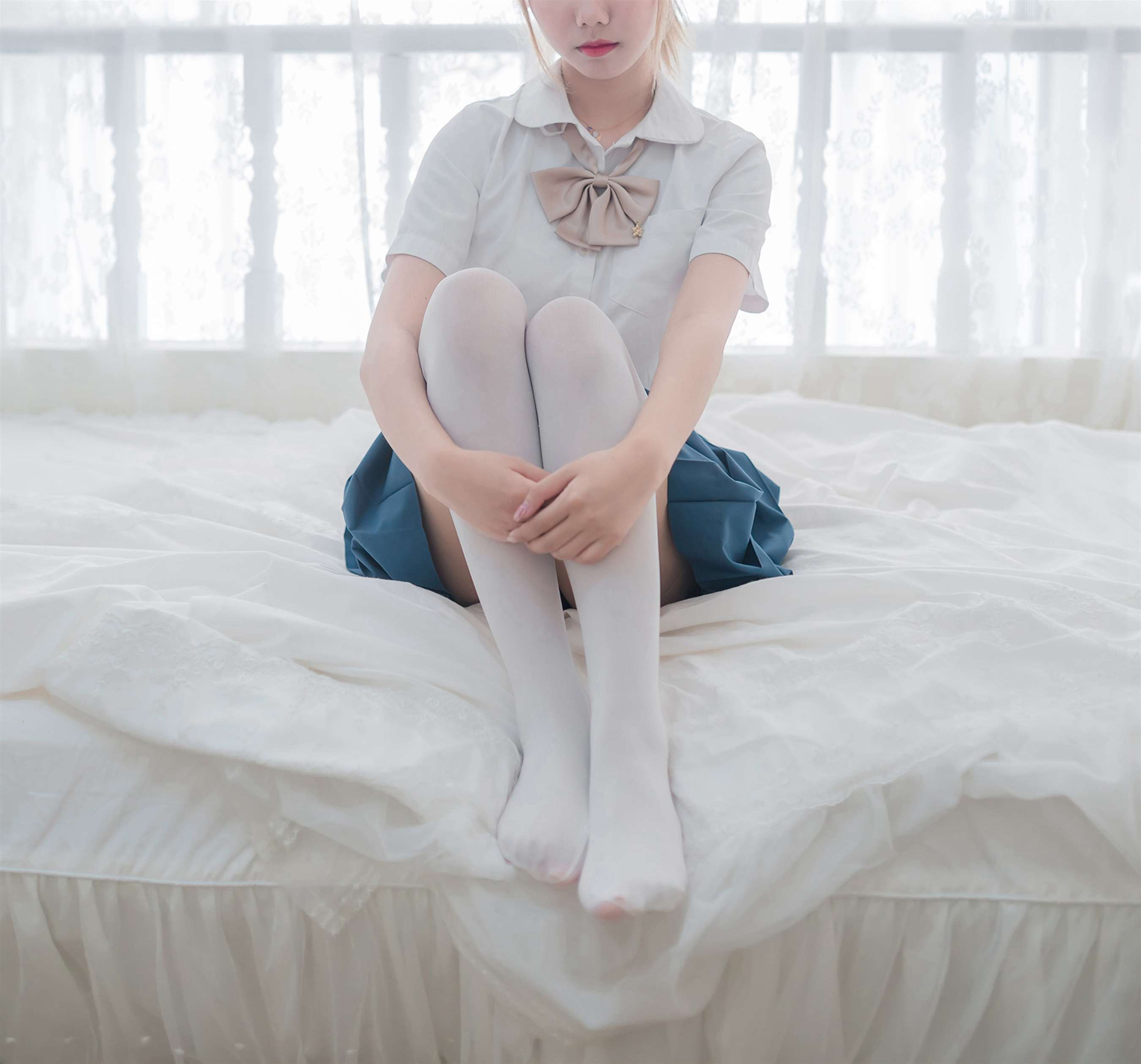 《蓝百褶裙の白丝脚》作品图