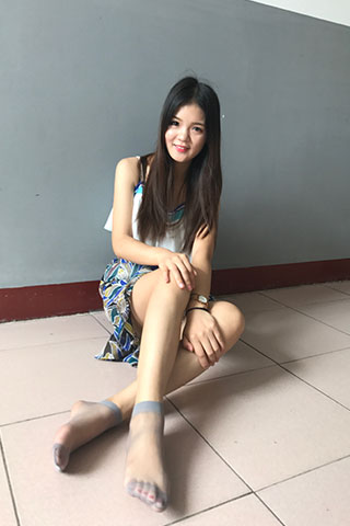 学妹李欢寝室的短丝脚丫