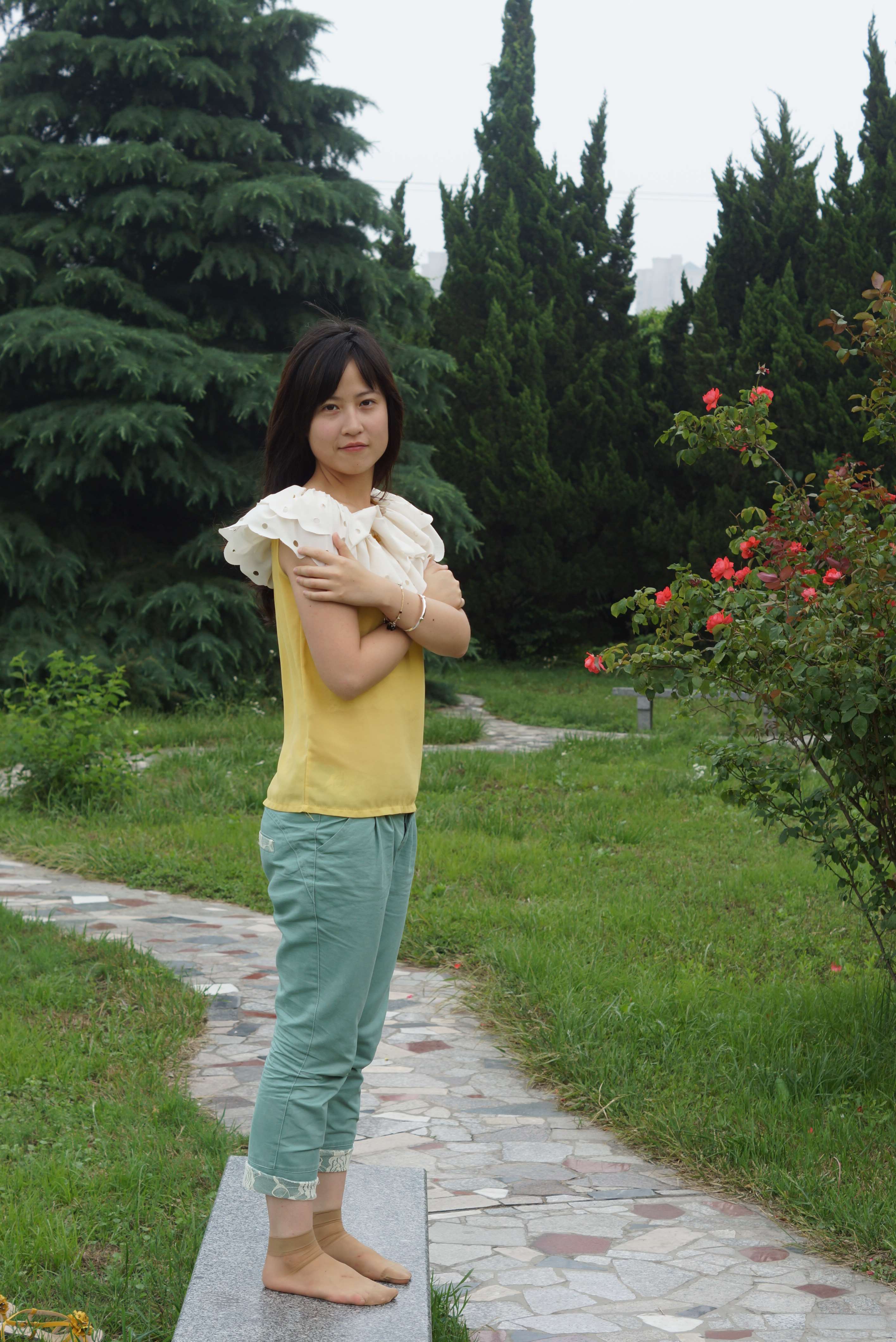 《公园石凳上的短丝脚》作品图