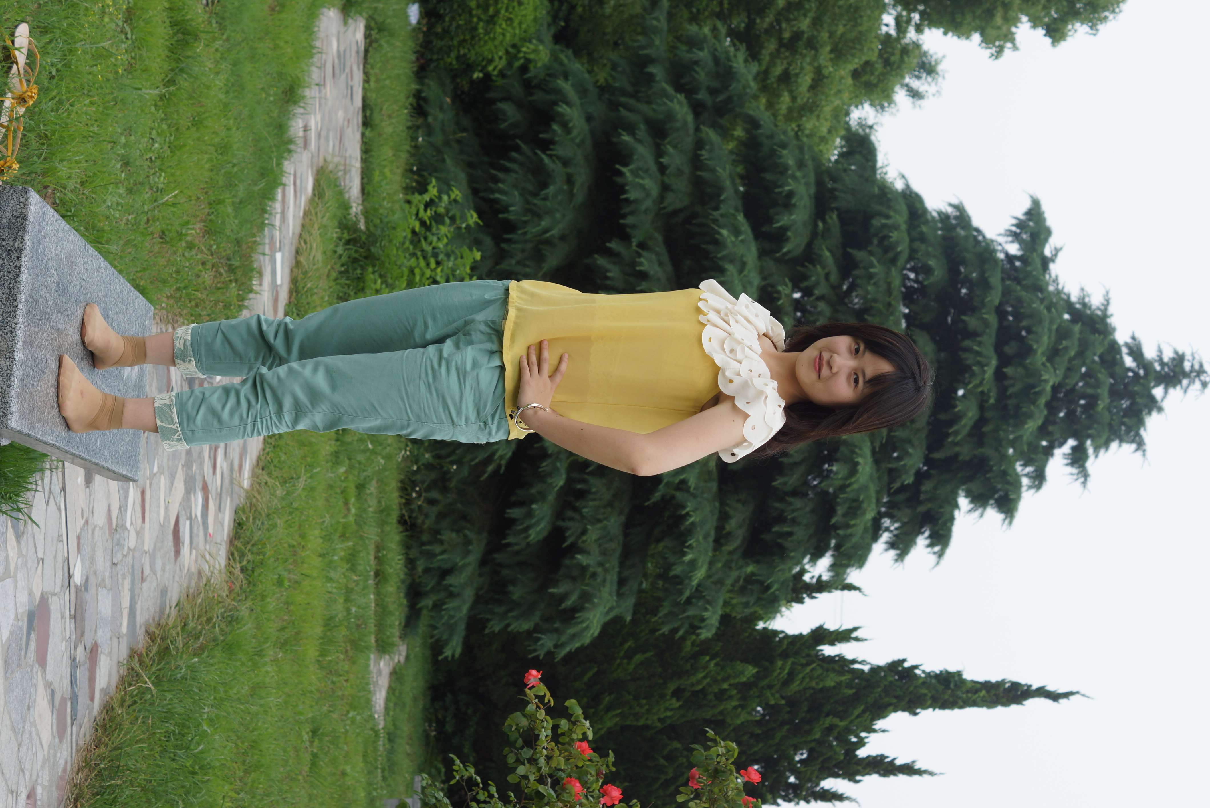 《公园石凳上的短丝脚》作品图