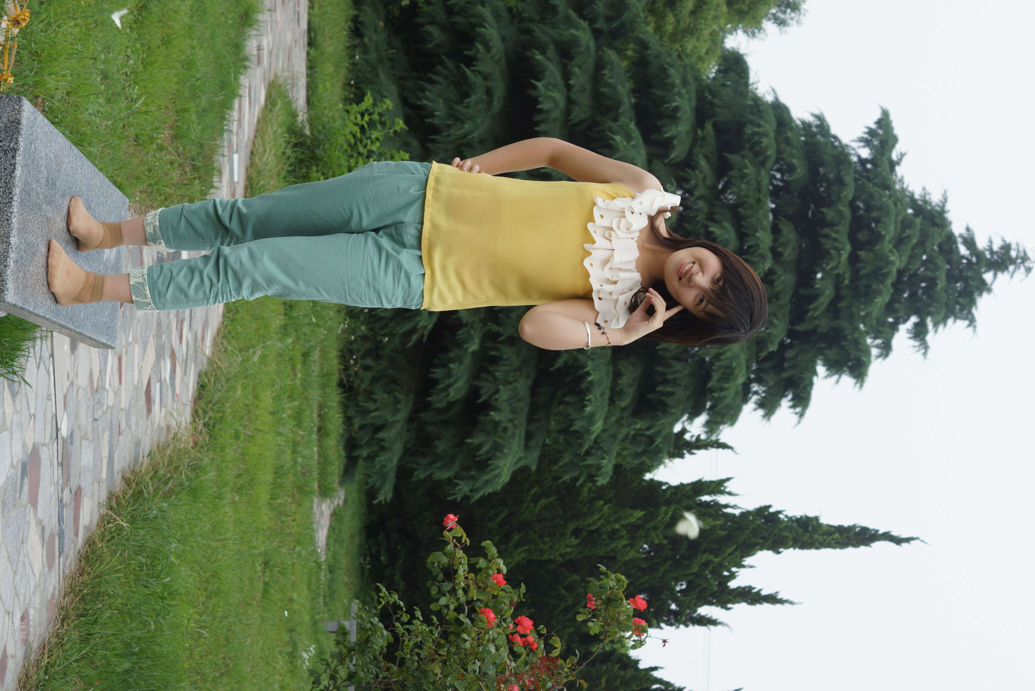 《公园石凳上的短丝脚》作品图