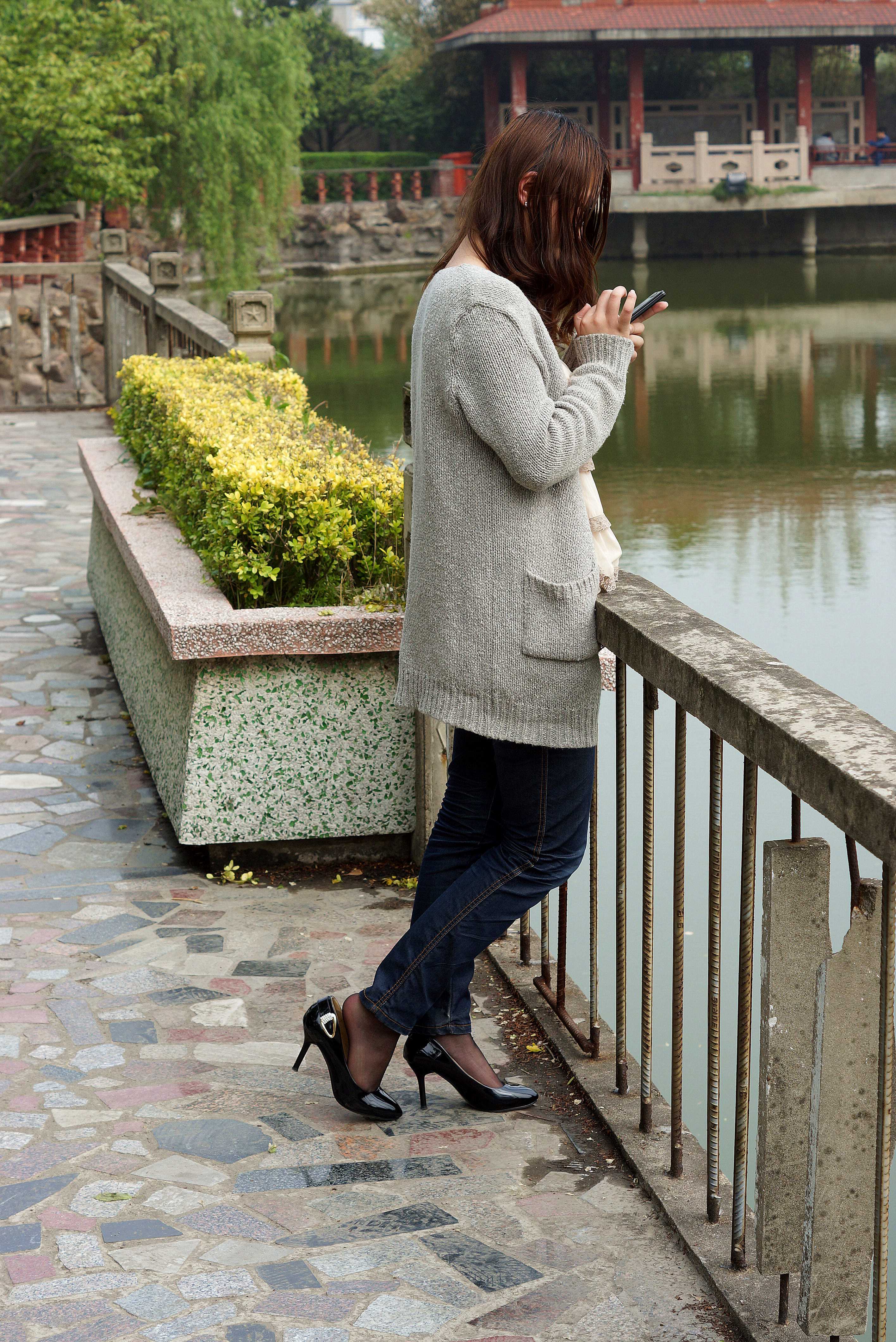 《公园眼镜学姐的黑丝》作品图