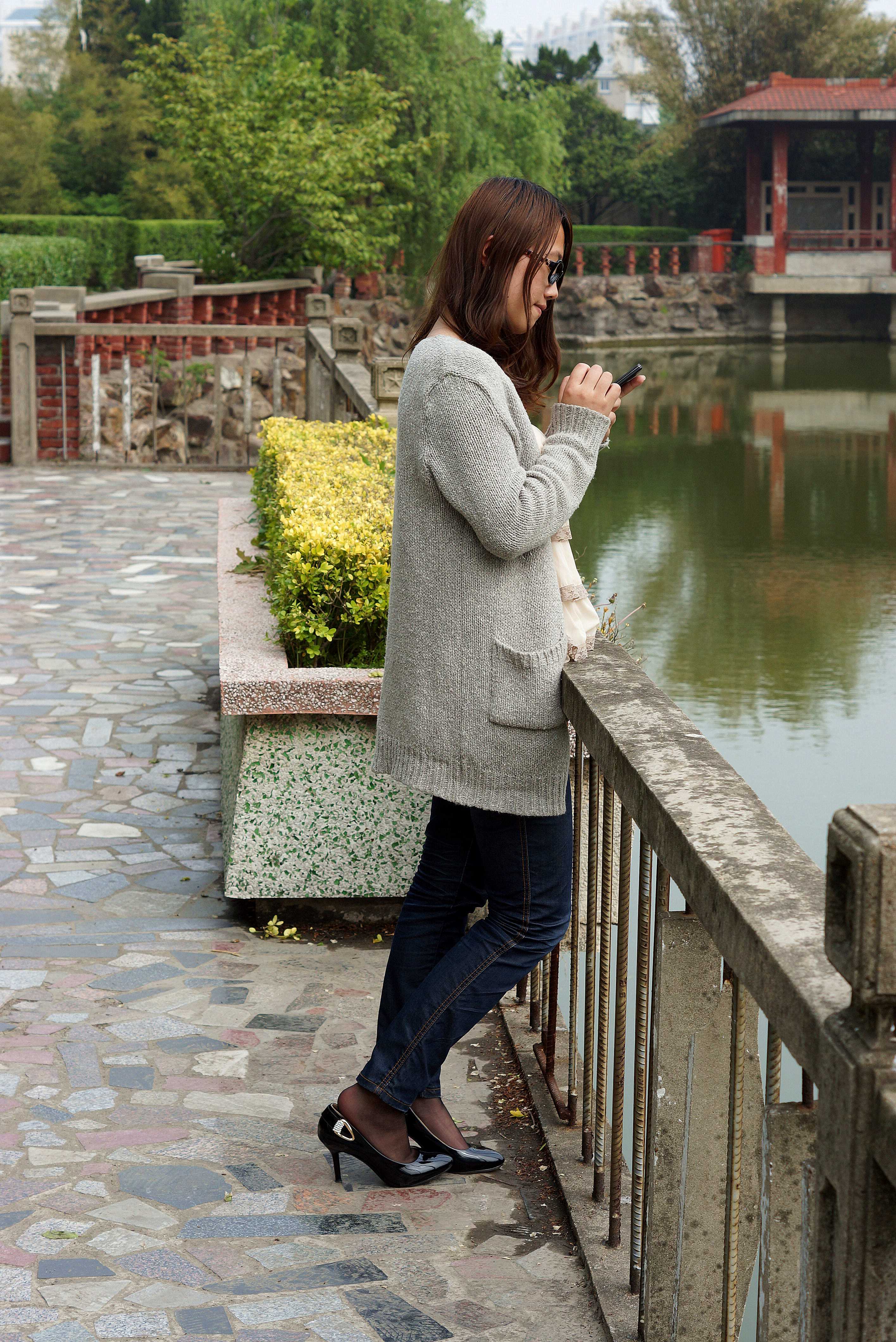 《公园眼镜学姐的黑丝》作品图