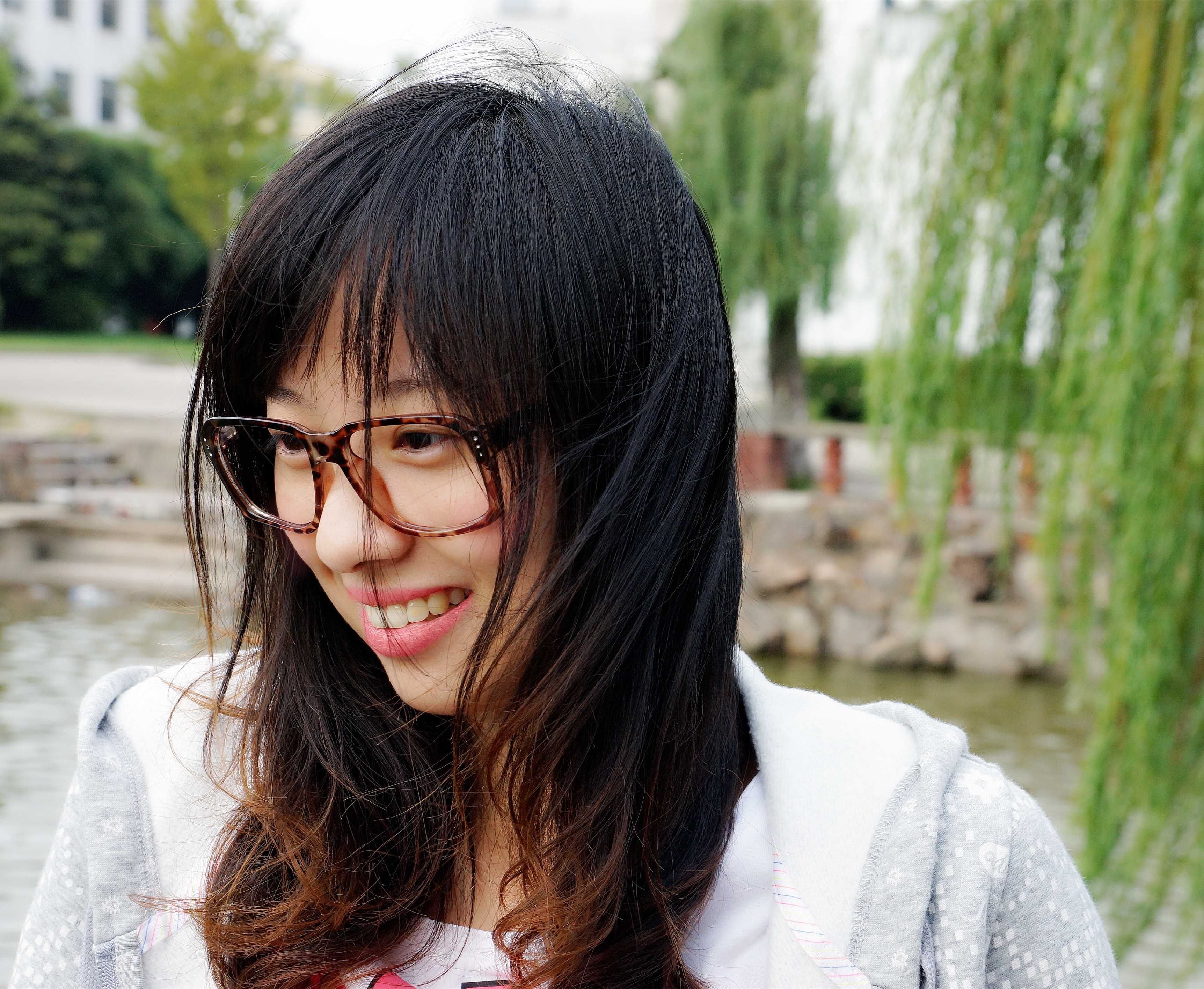 《眼镜妹的马丁靴配短肉丝》作品图