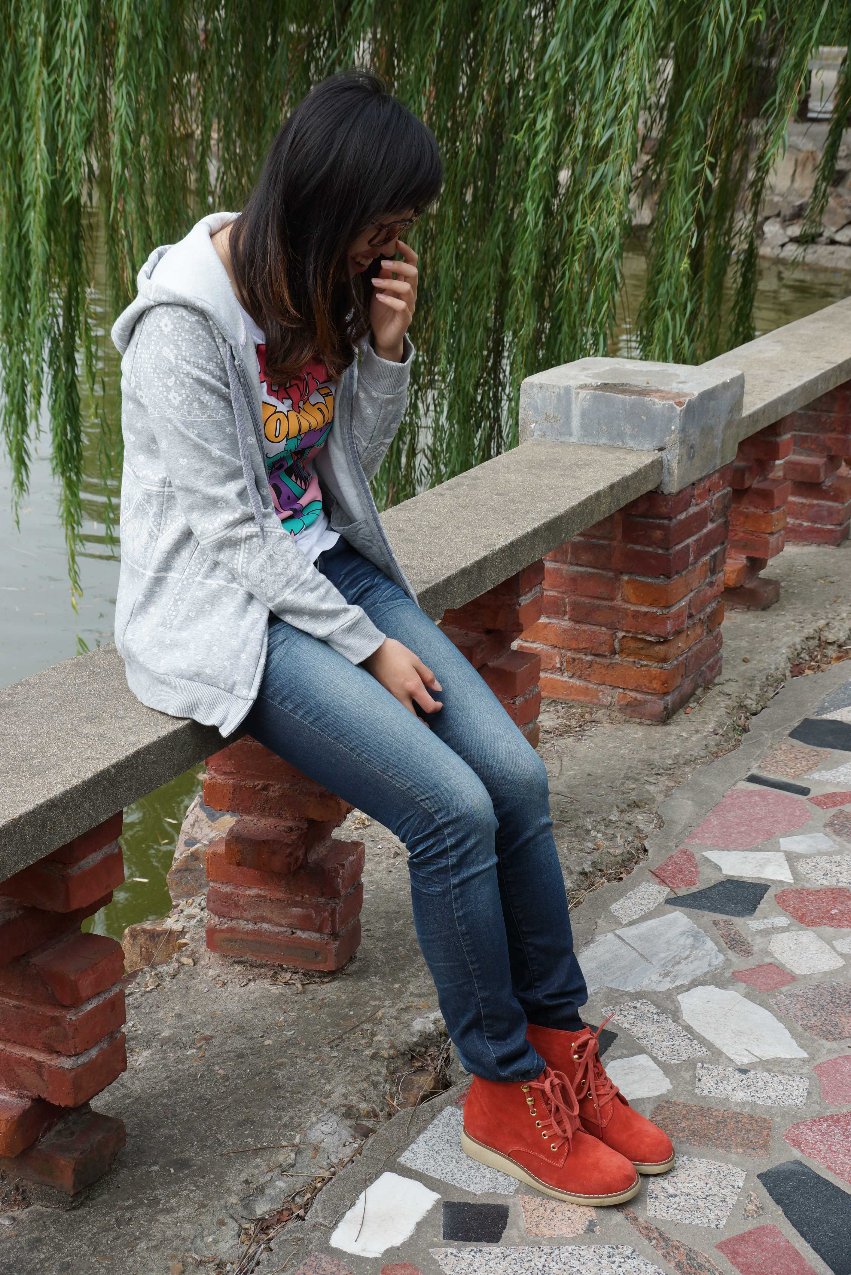 《眼镜妹的马丁靴配短肉丝》作品图